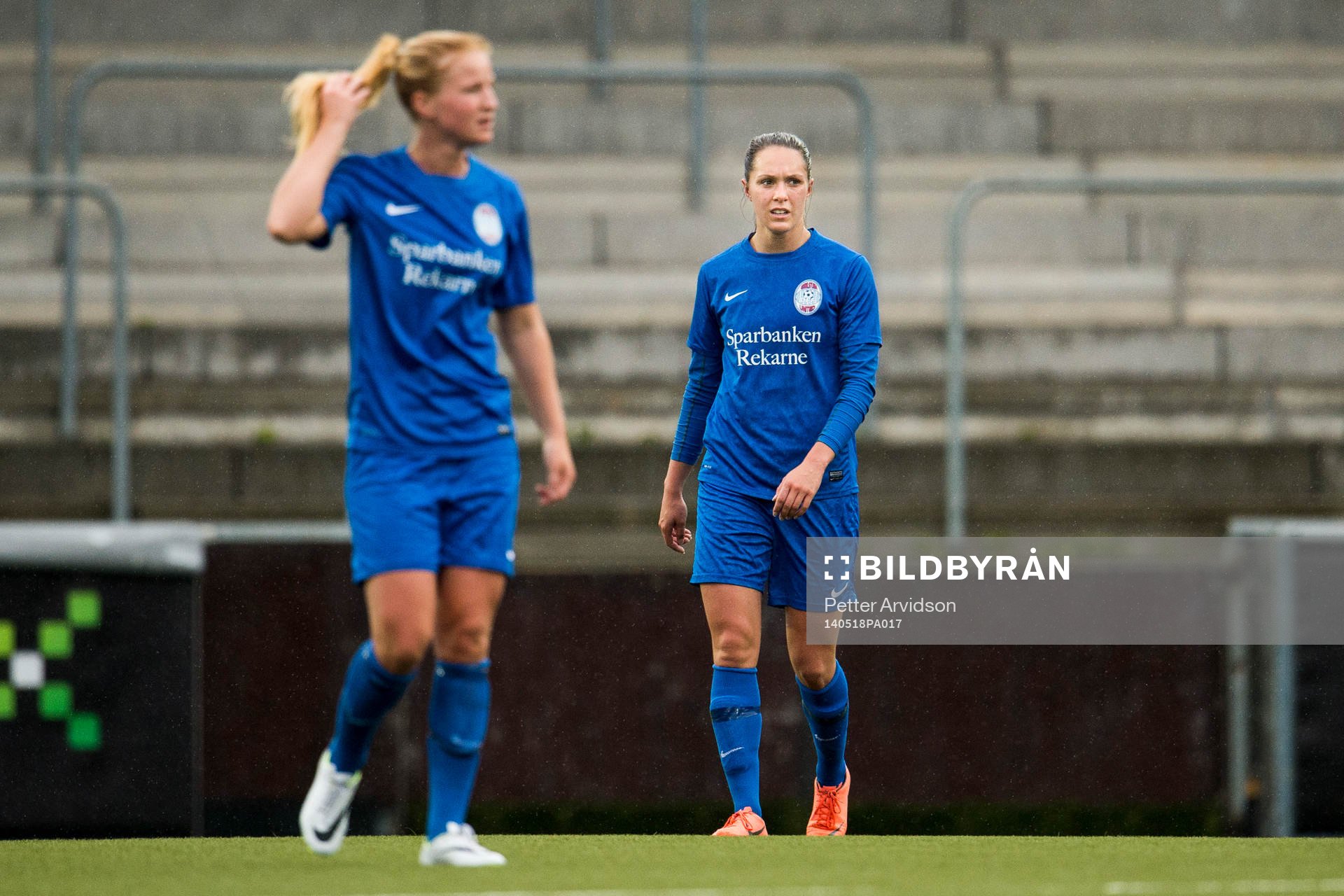Eskilstunas Felicia Karlsson (th) och Elin Wahlström (tv)
