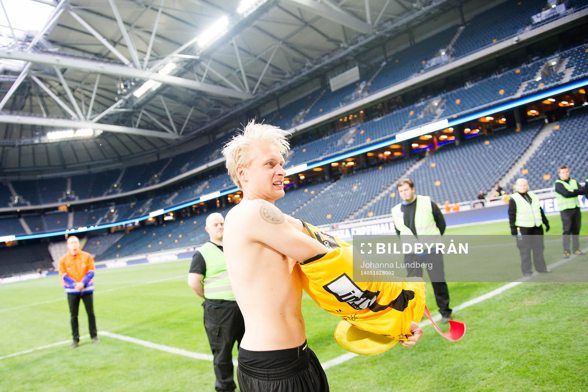 Elfsborgs Johan Larsson ger bort sin tröja