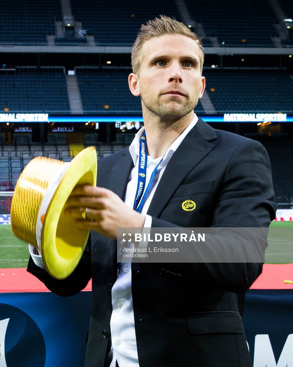 Elfsborgs Anders Svensson håller i sin guldhatt efter finalen av Svenska Cupen mellan Helsingborg och Elfsborg den 18 maj 2014 i Stockholm.