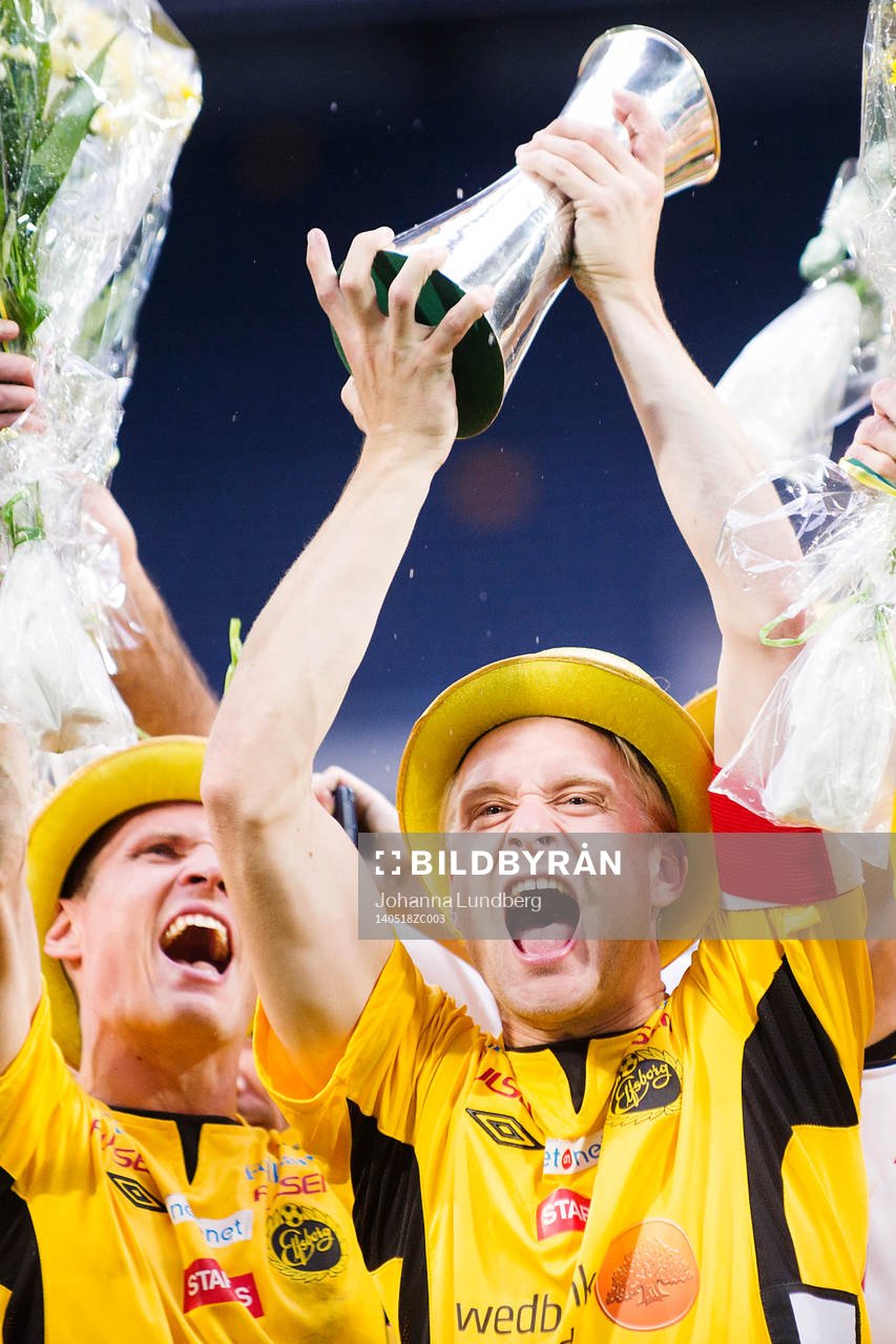 Elfsborgs Johan Larsson jublar och lyfter bucklan