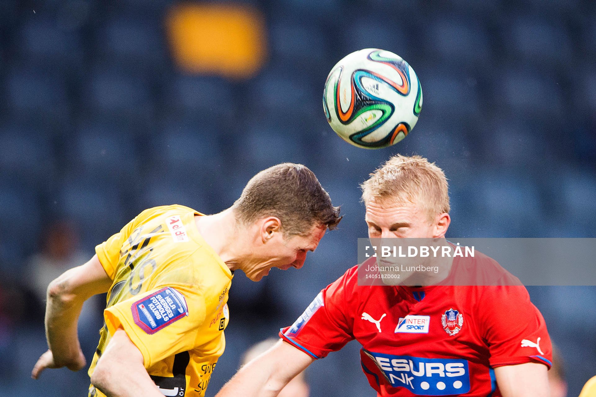 Elfsborgs Jon Jönsson och Helsingborgs Peter Larsson i en