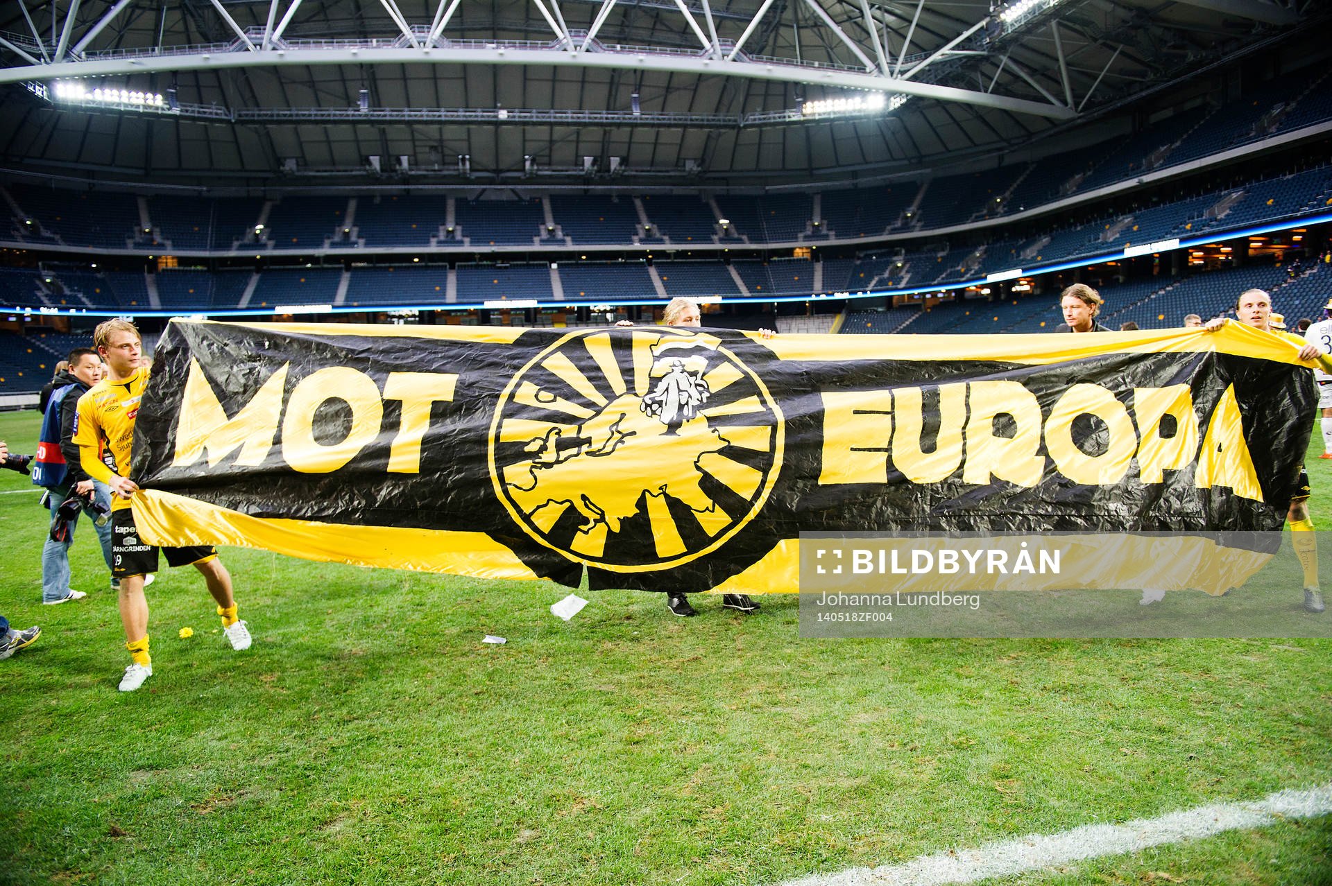 Elfsborgs spelare håller upp en banderoll som det står