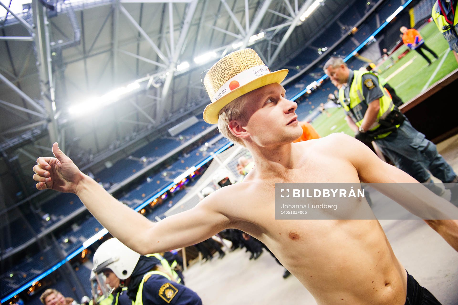 Elfsborgs Johan Larsson jublar med publiken