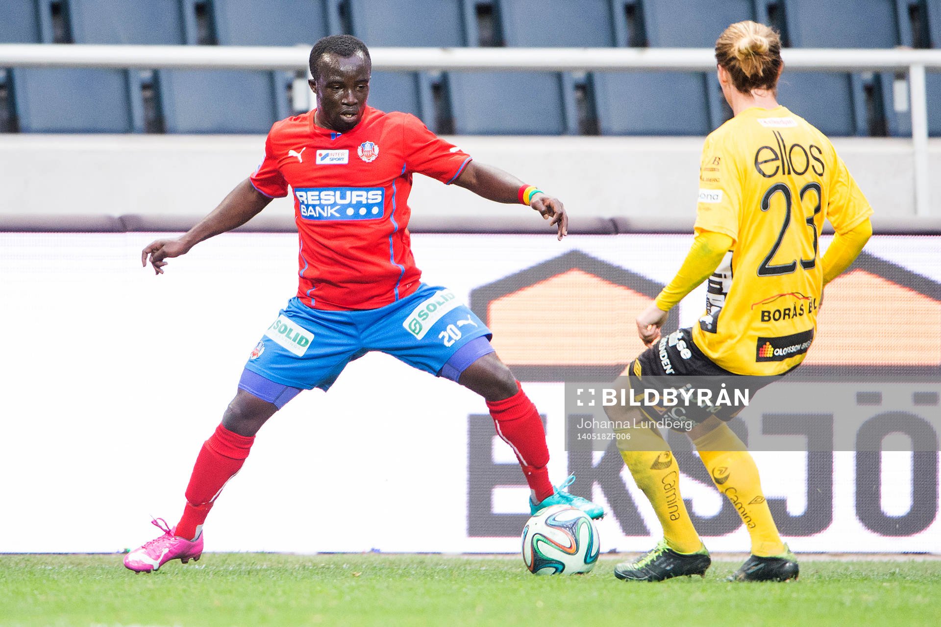 Helsingborgs Emmanuel Boateng utmanar Elfsborgs Niklas Hult under finalen av Svenska Cupen mellan Helsingborg och Elfsborg den 18 maj 2014 i Stockholm.