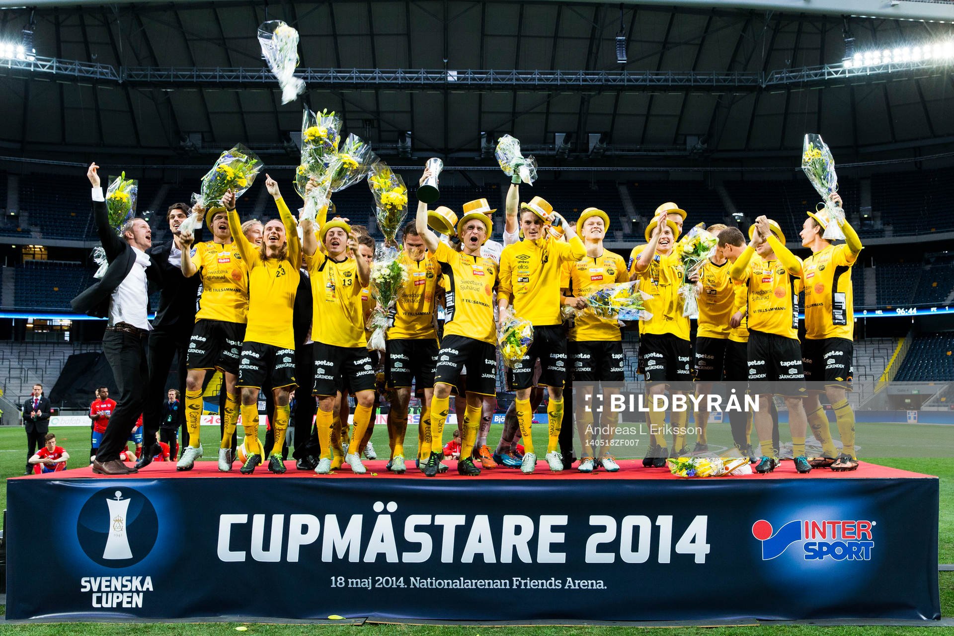 Elfsborgs spelare jublar på podiet när Johan Larsson