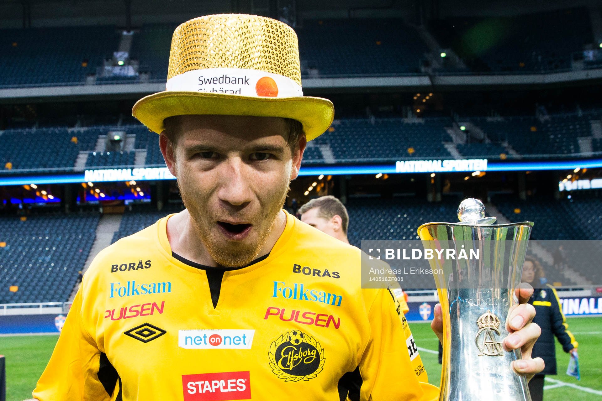 Elfsborgs Marcus Rohdén jublar med pokalen i handen