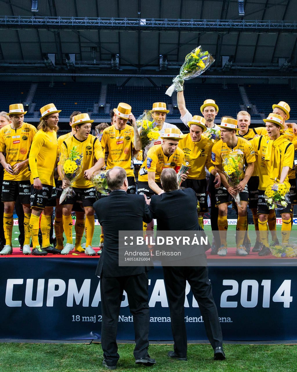 Elfsborgs Johan Larsson tar emot pokalen av Svenska Fotbollförbundets ordförande Karl-Erik Nilsson efter finalen av Svenska Cupen mellan Helsingborg och Elfsborg den 18 maj 2014 i Stockholm.