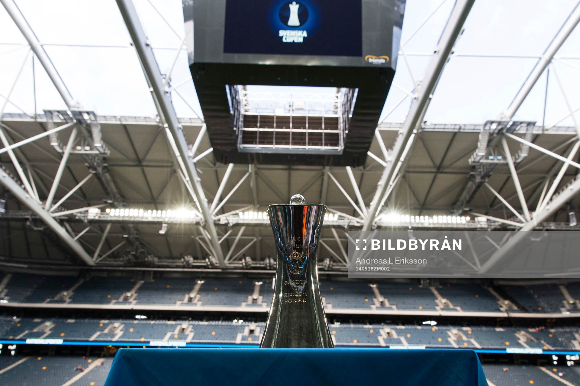 Pokalen visas upp innan finalen av Svenska Cupen mellan