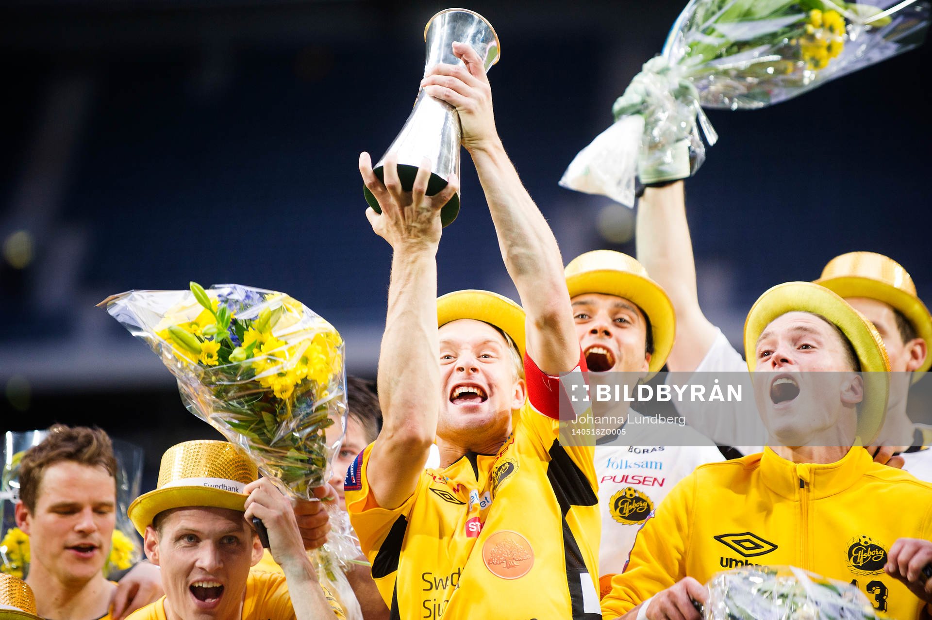 Elfsborgs Johan Larsson jublar och lyfter bucklan
