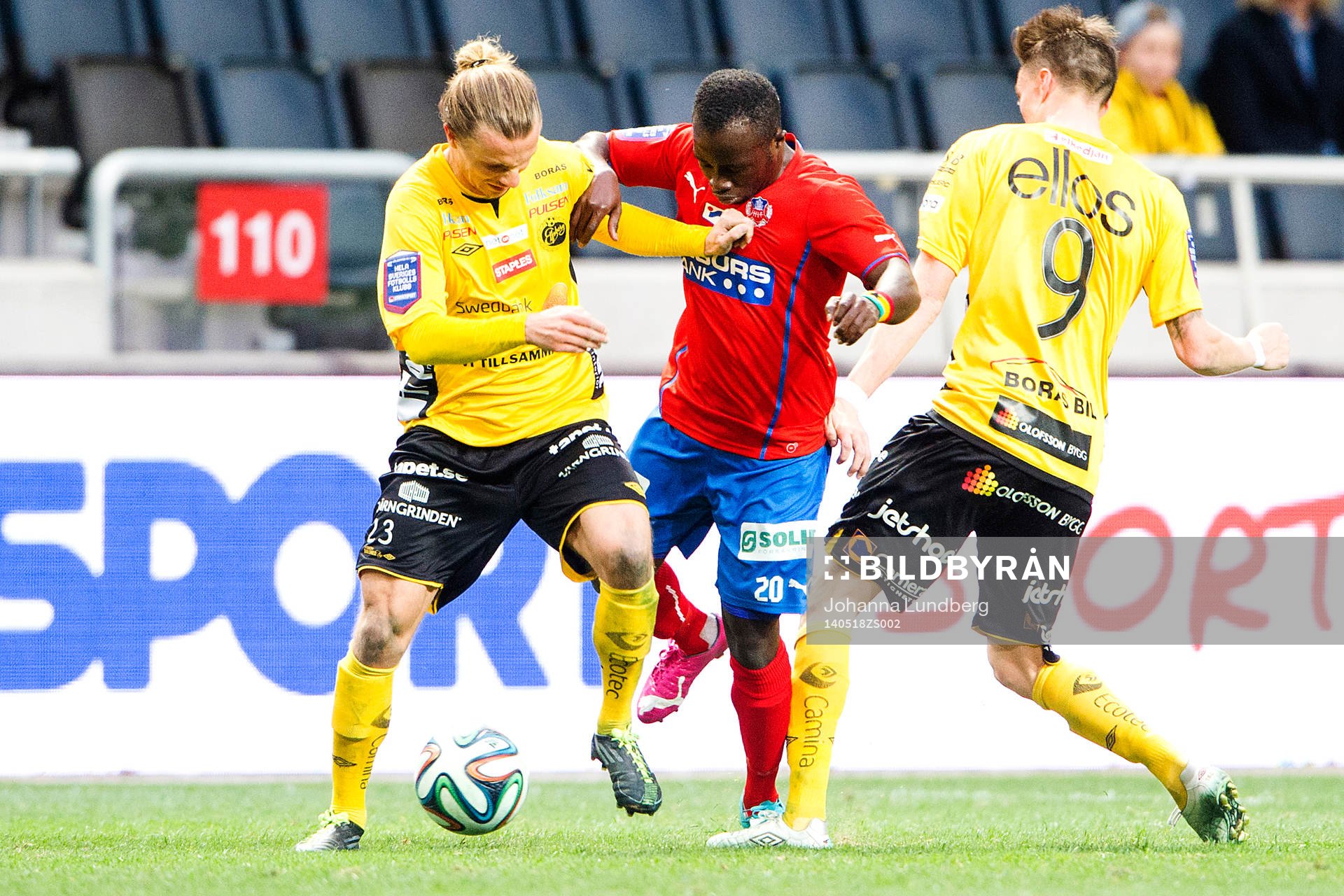 Elfsborgs Niklas Hult och Lasse Nilsson utmanar Helsingborgs Emmanuel Boateng under finalen av Svenska Cupen mellan Helsingborg och Elfsborg den 18 maj 2014 i Stockholm.