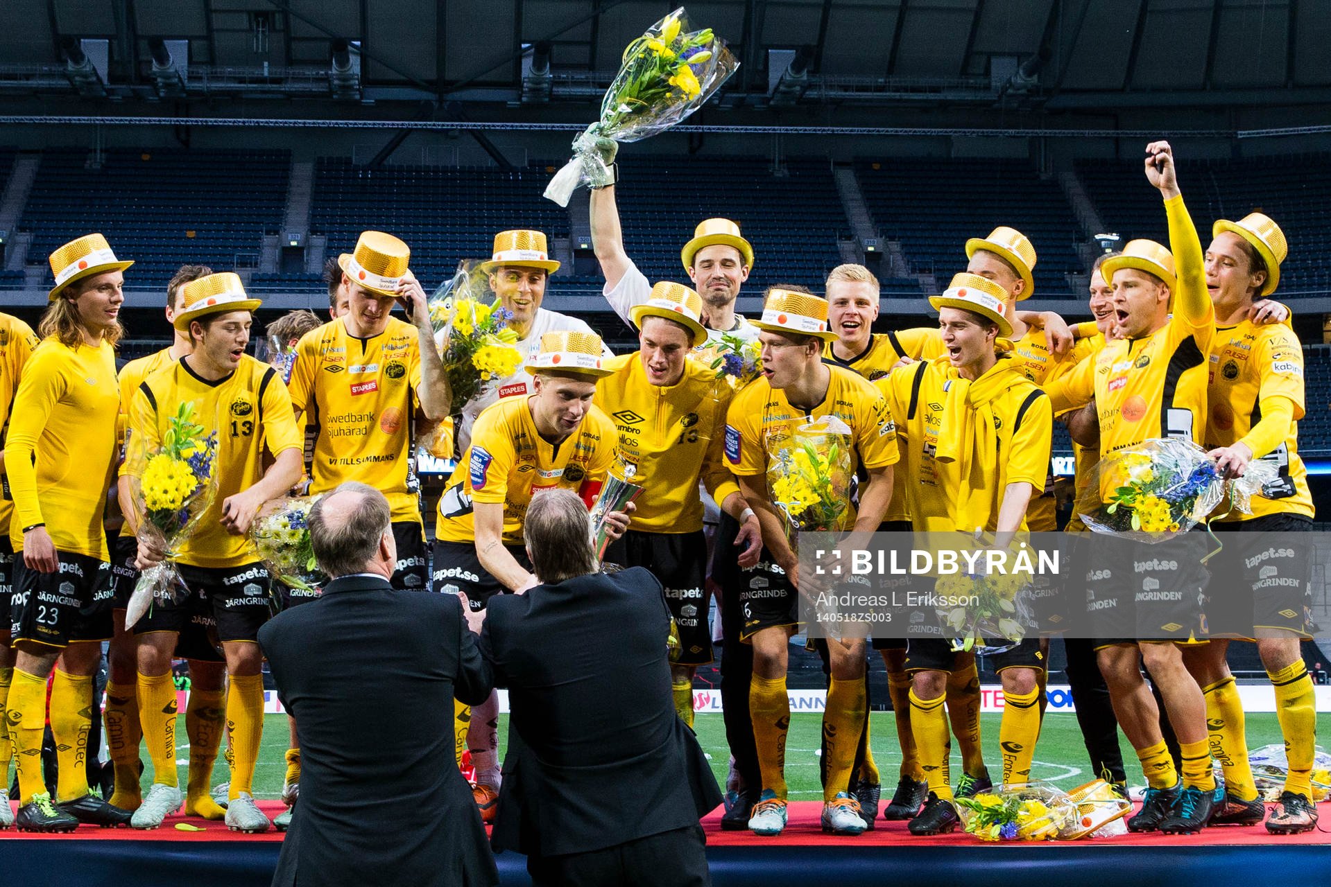 Elfsborgs Johan Larsson tar emot pokalen av Svenska