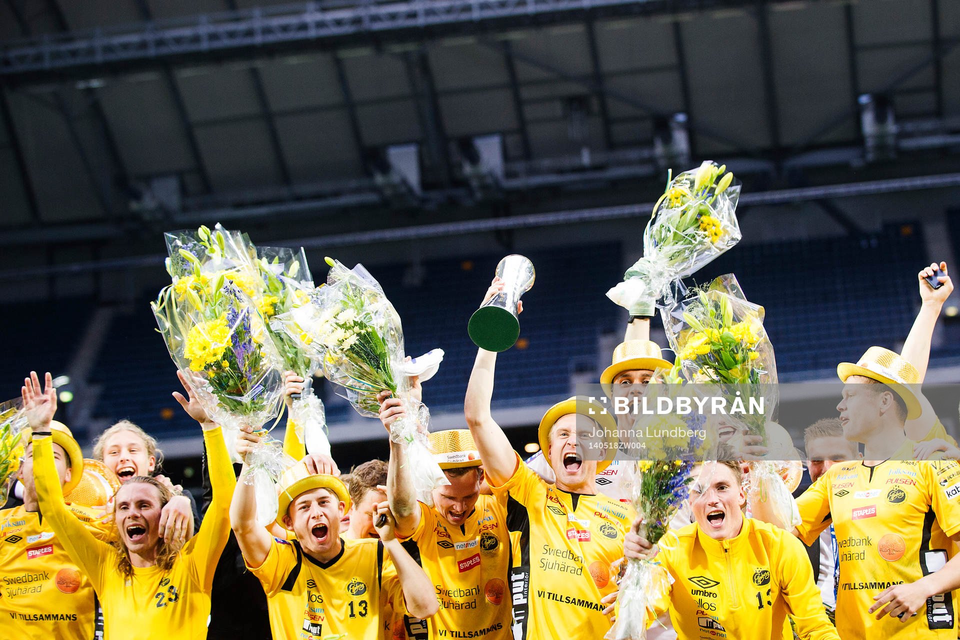 Elfsborgs Johan Larsson jublar och lyfter bucklan