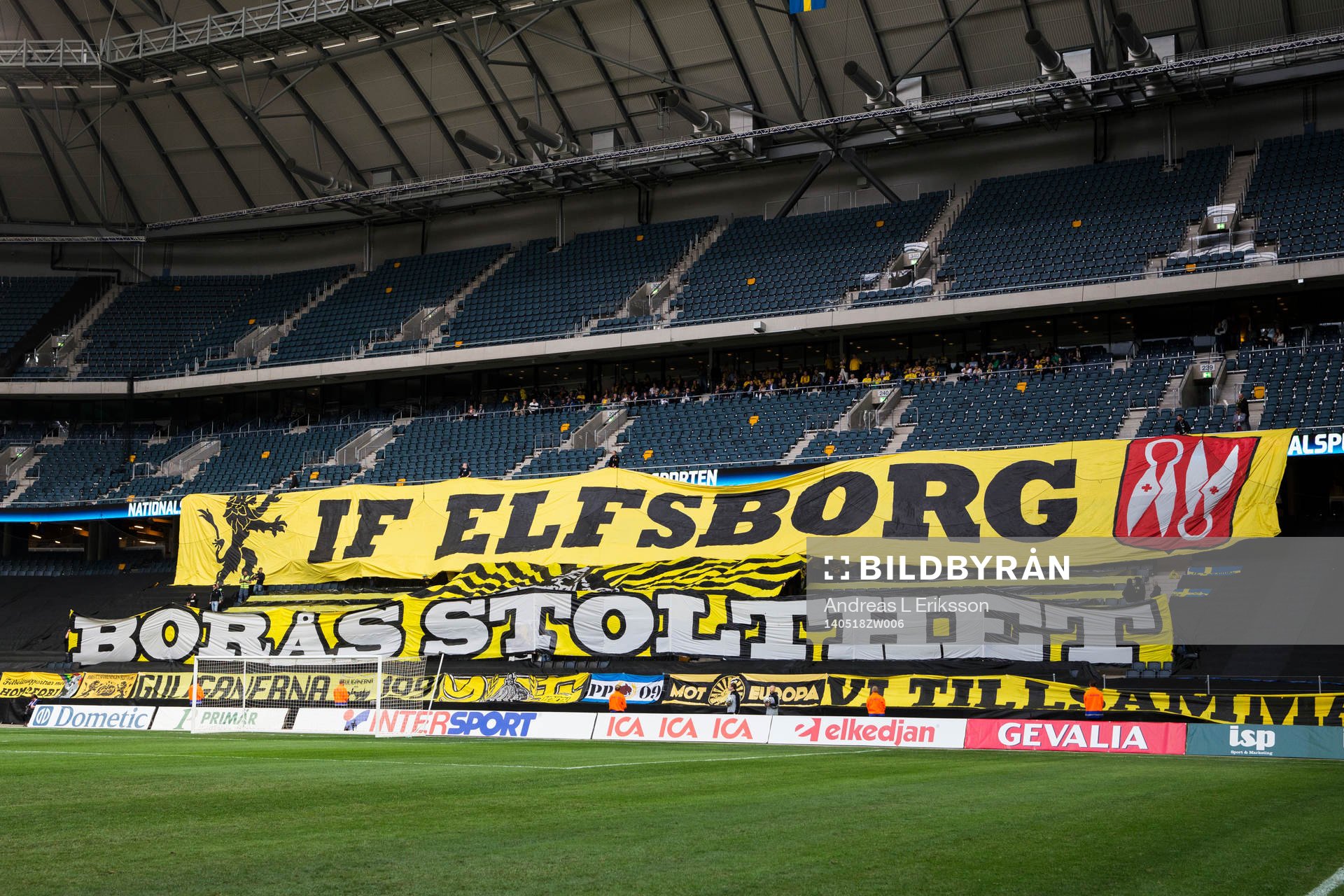 Elfsborgs supportrar med ett TIFO innan finalen av Svenska