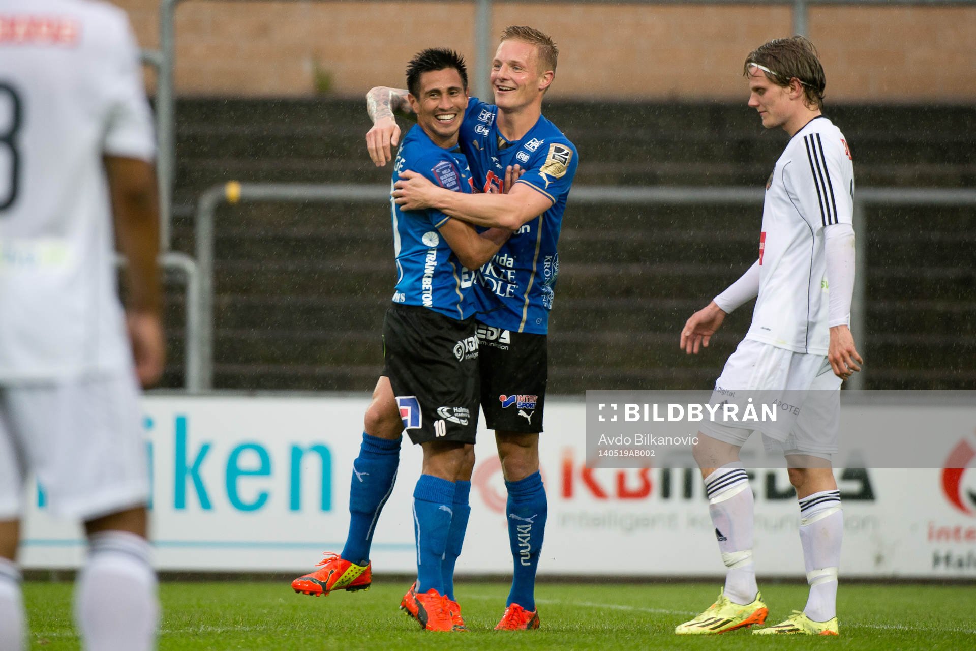Halmstads Gudjón Baldvinsson och Antonio Rojas jublar