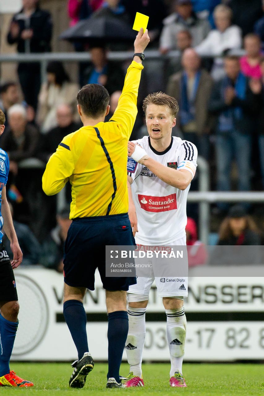 Brommapojkarnas Jacob Une Larsson får gul kort, domare