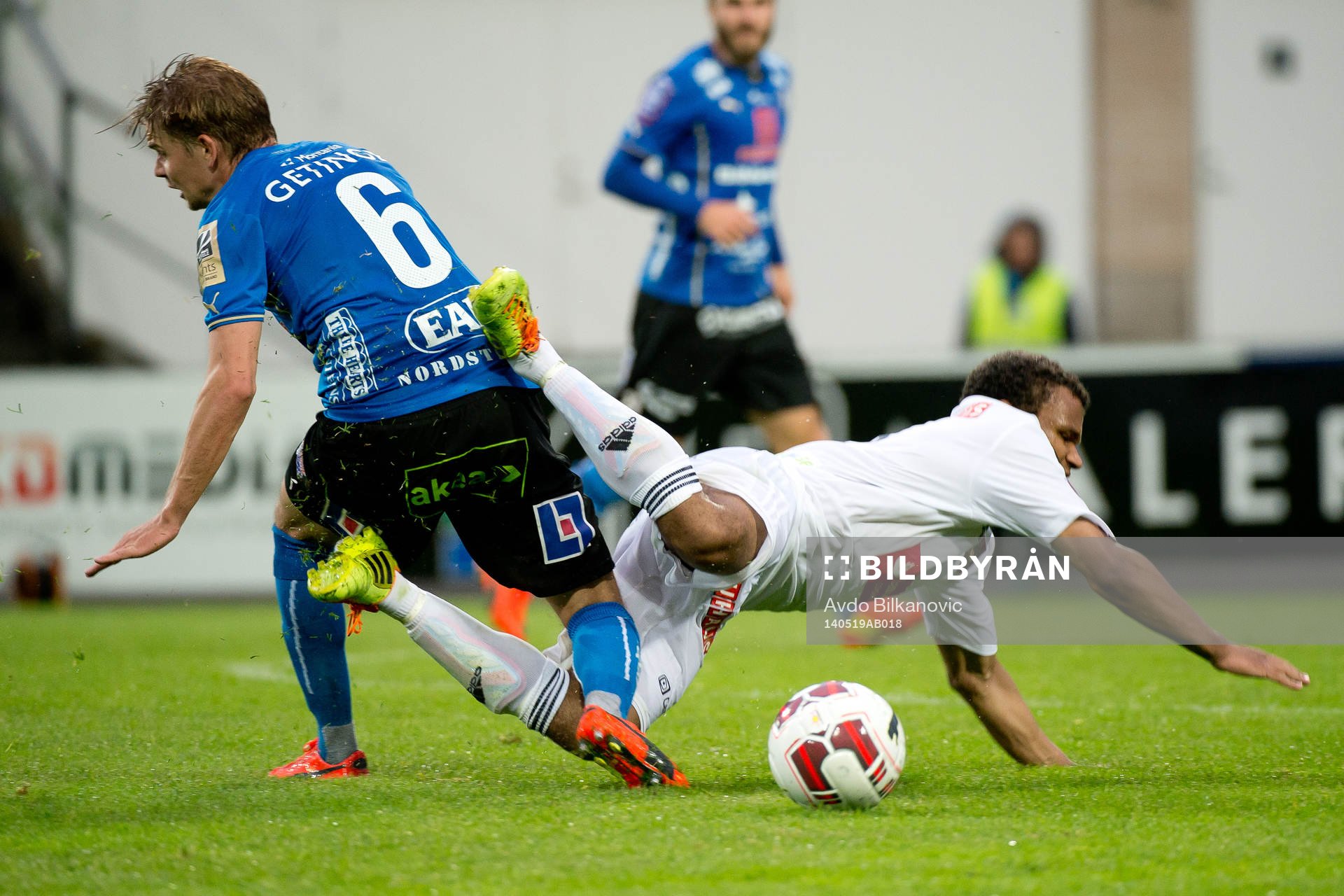 Halmstads Johan Blomberg och Brommapojkarnas Serge-Junior Martinsson Ngouali under fotbollsmatchen i allsvenskan mellan Halmstad och Brommapojkarna den 19 Maj 2014 i Halmstad.