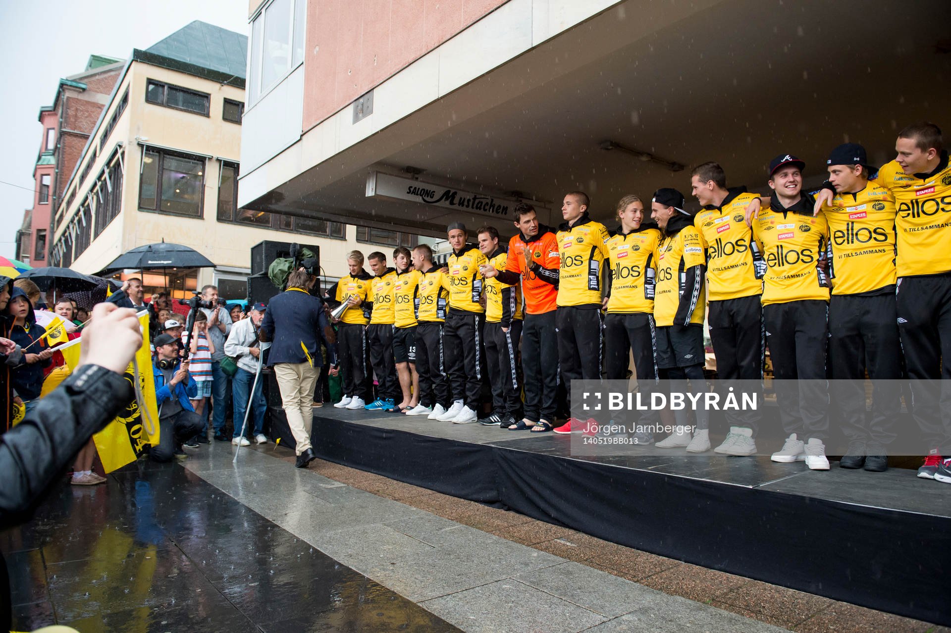 Spelarna på scenen under Borås stads hyllande av Elfsborgs spelare och ledare då de som segrare i Svenska cupen anländer till Borås och Sandwalls plats den 19 maj 2014 i Borås.