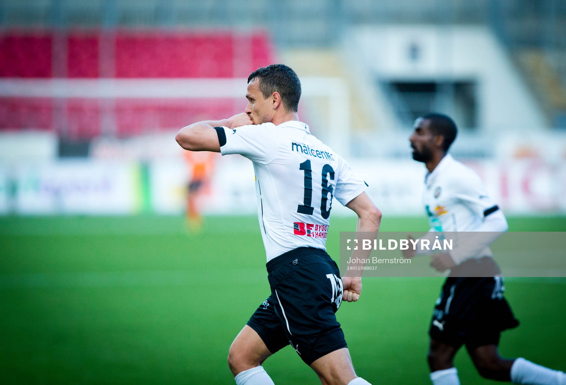 Örebros Shpetim Hasani gör 1-1 och jublar
