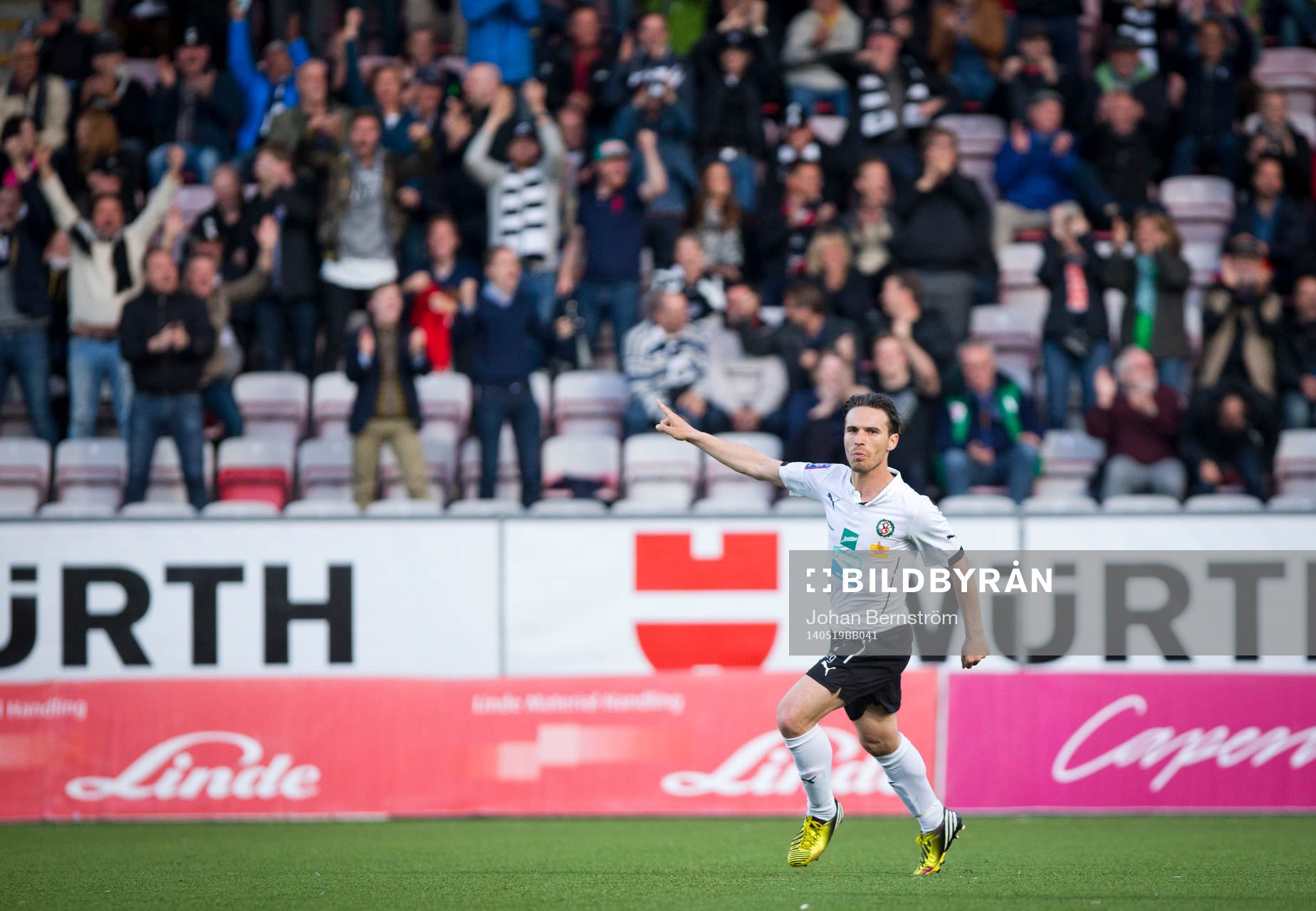 Örebros Nordin Gerzic och publiken jublar