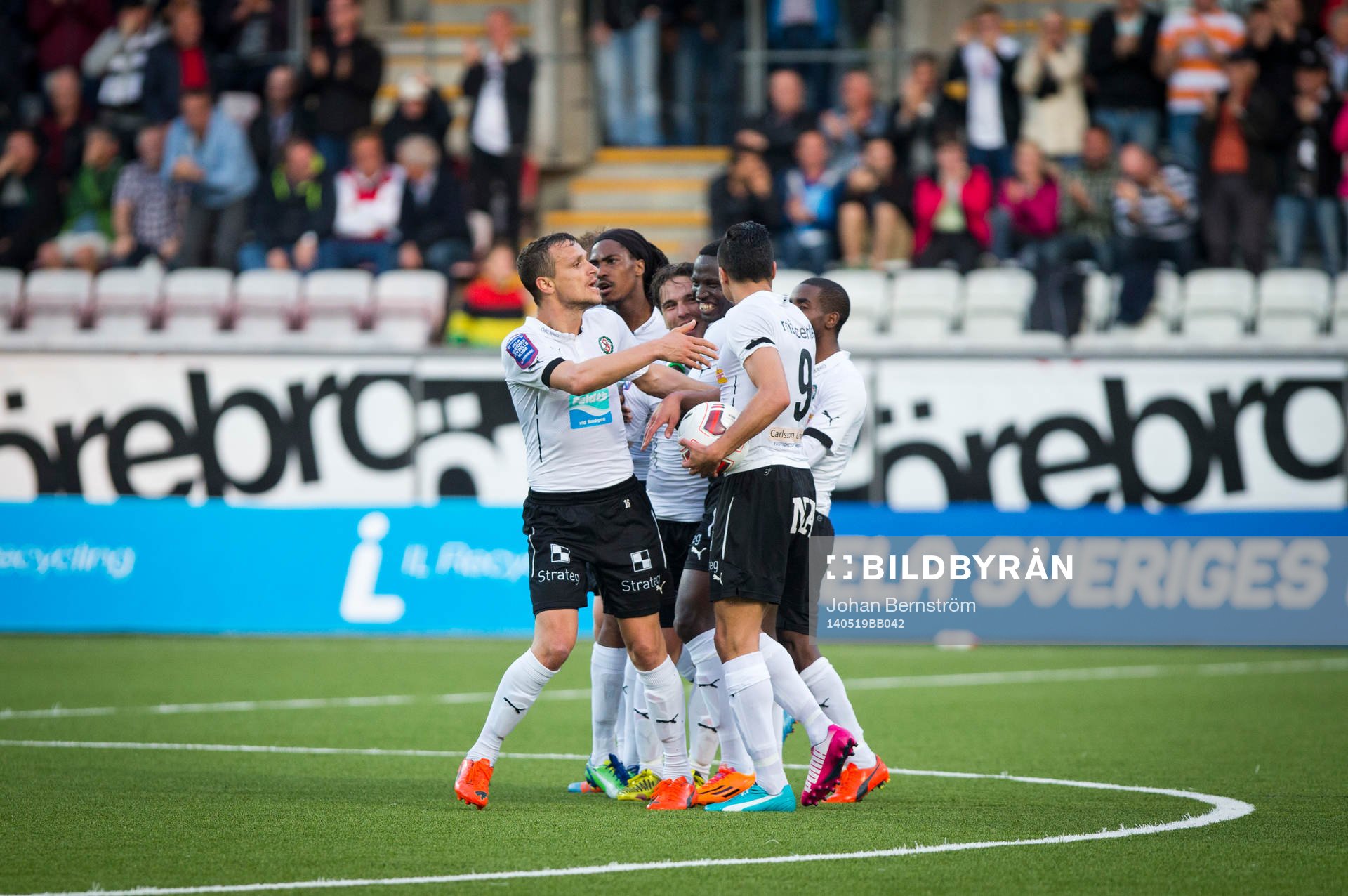 Örebros Nordin Gerzic och publiken jublar