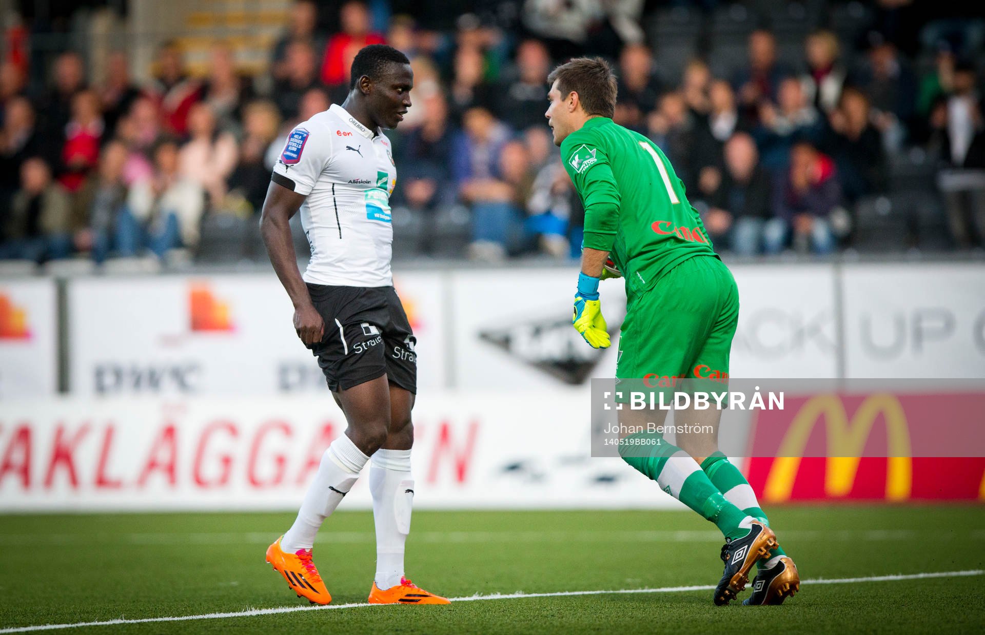 Örebros Alhassan Kamara och Gefles målvakt Emil Hedvall