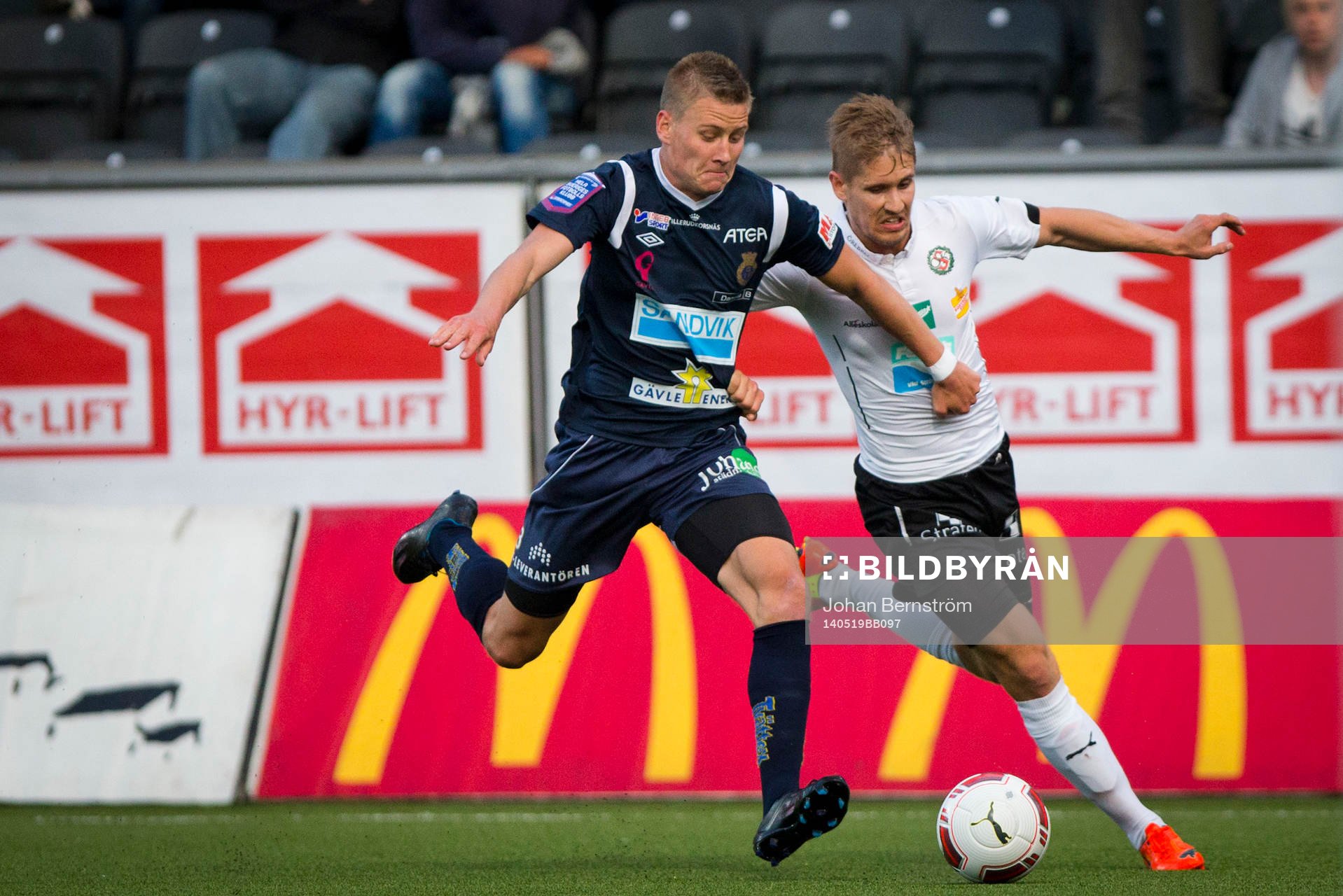 Gefles Jonas Olsson och Örebros Daniel Björnkvist i kamp