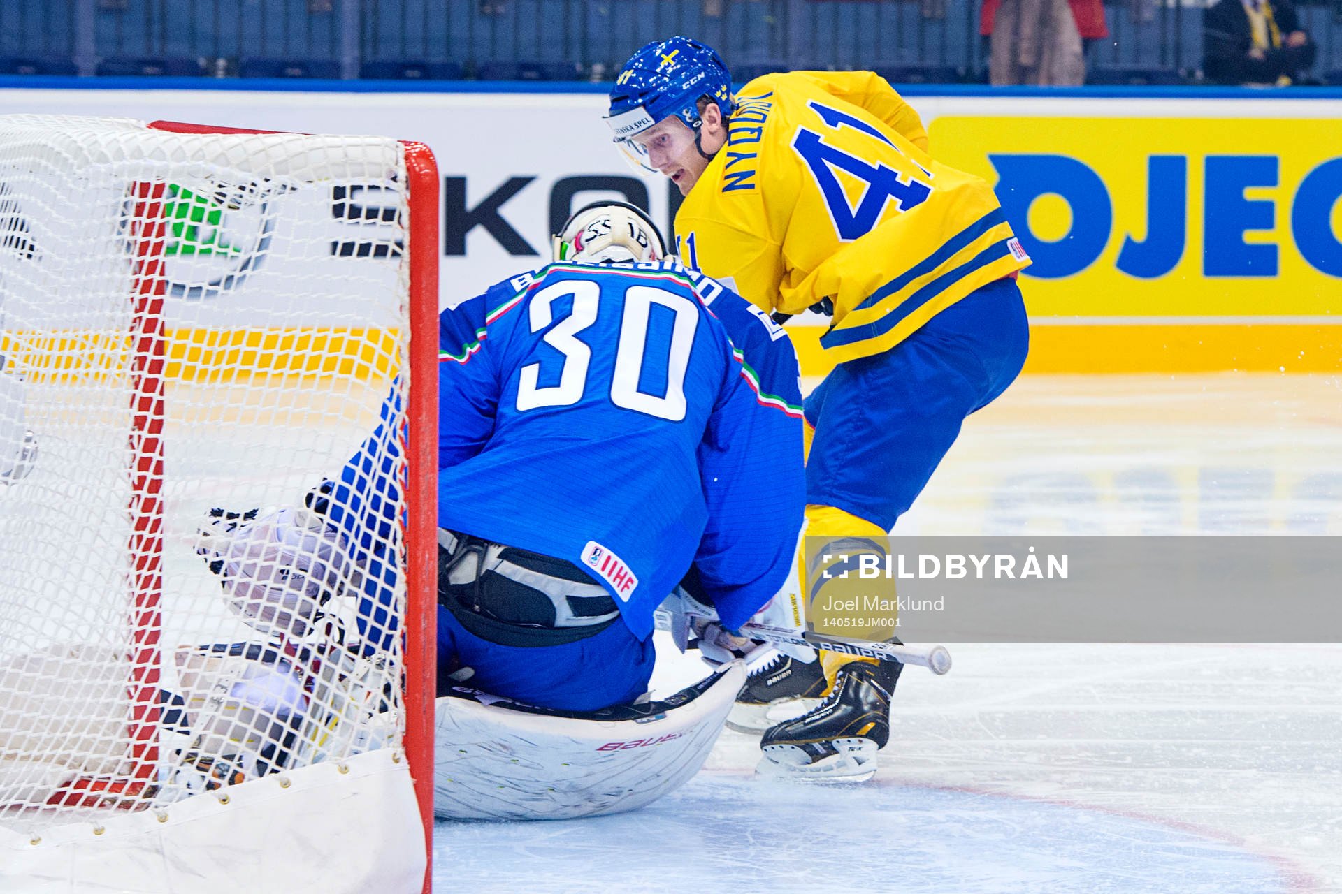 Sveriges Gustav Nyquist skjuter in 0-1 bakom Italiens