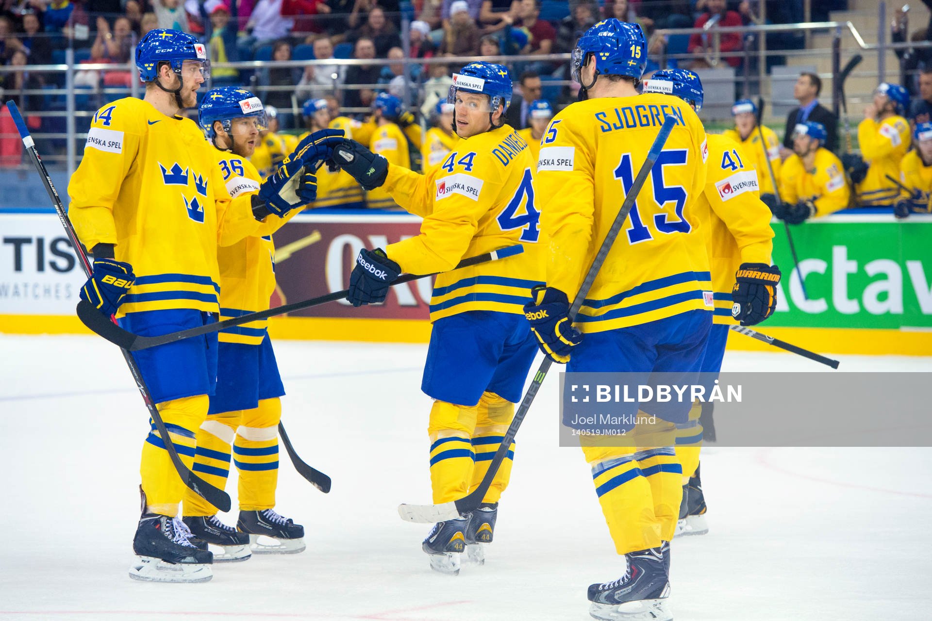 Sveriges Nicklas Danielsson (mitten) jublar