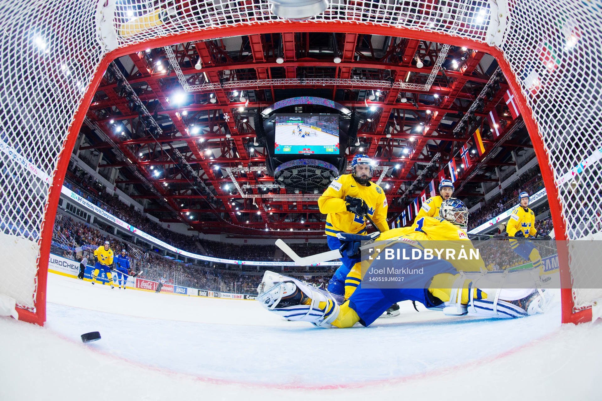 Sveriges målvakt Joacim Eriksson släpper in 1-1 från