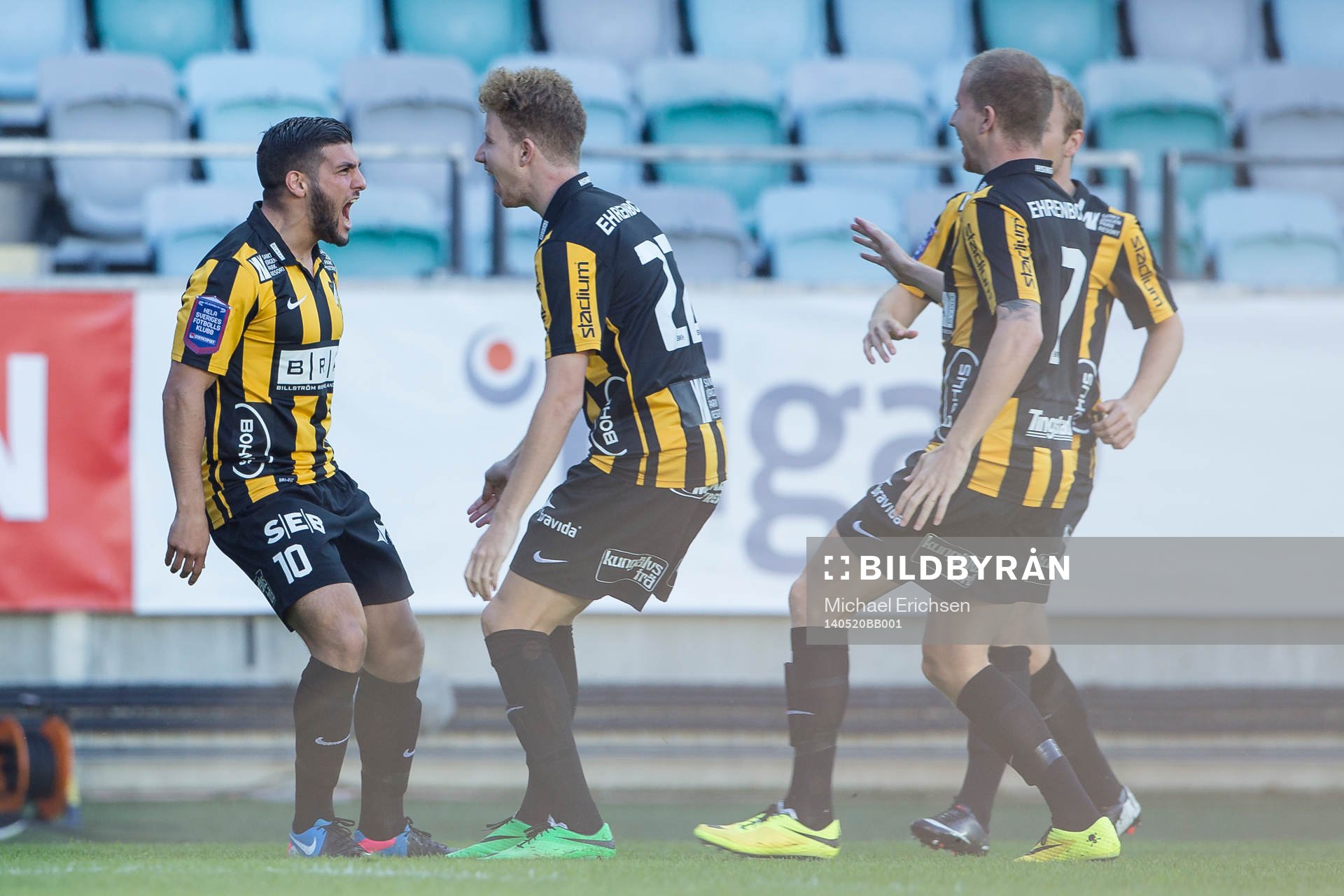 Häckens Moestafa El Kabir jublar ihop med Samuel Gustafson