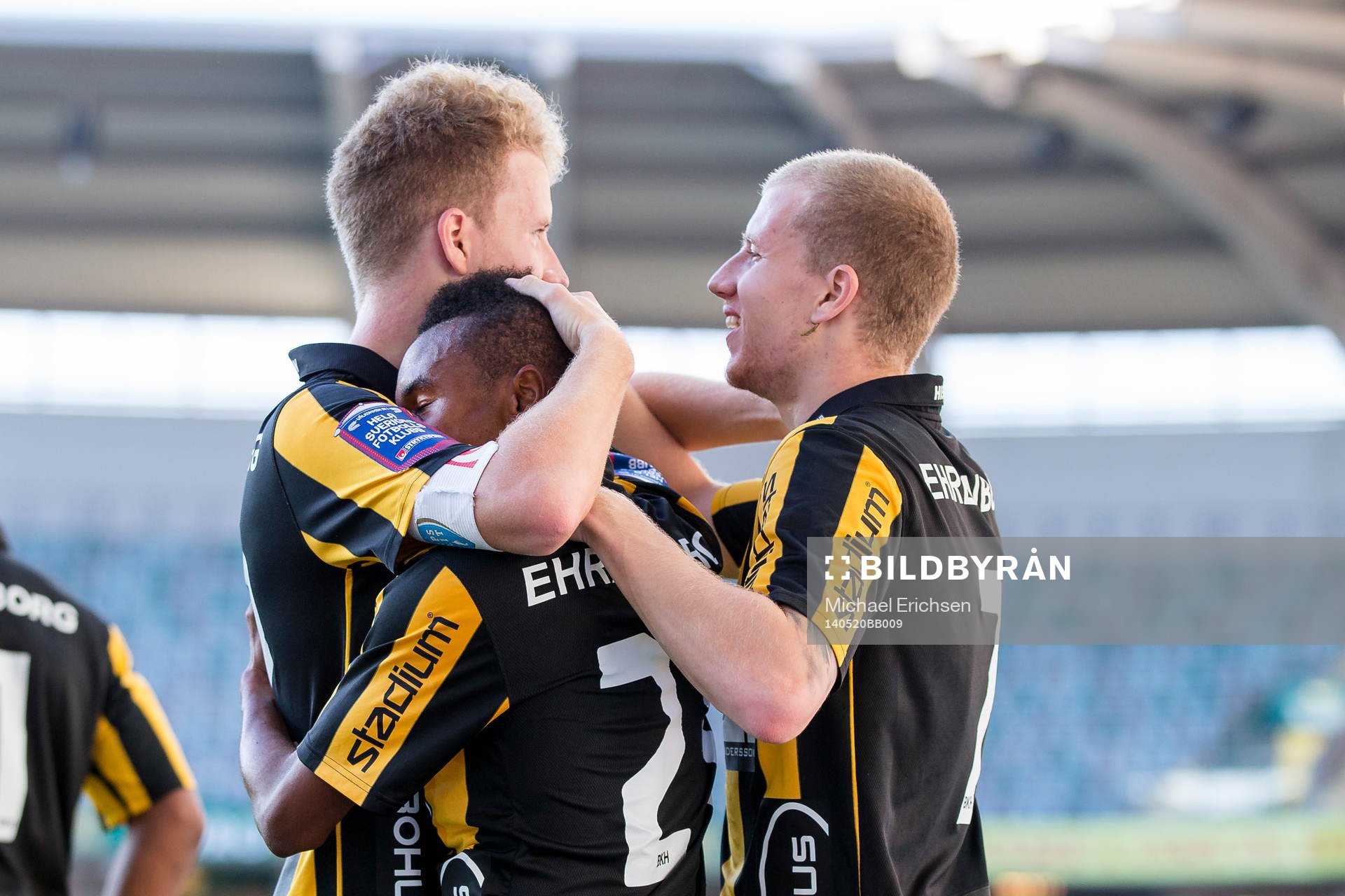 Häckens Samuel Gustafson och Simon Gustafson kramar om