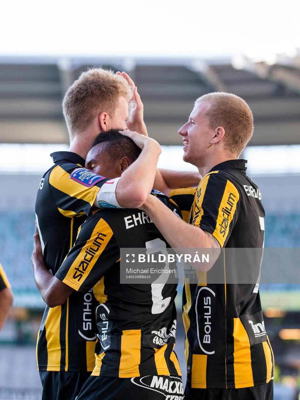 Häckens Samuel Gustafson och Simon Gustafson kramar om
