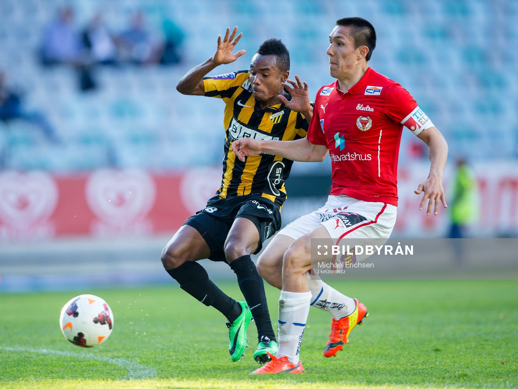 Häckens Nasiru Mohammed i kamp med Kalmars Sebastian Ramhorn under fotbollsmatchen i Allsvenskan mellan Häcken - Kalmar den 20 maj 2014 i Göteborg.