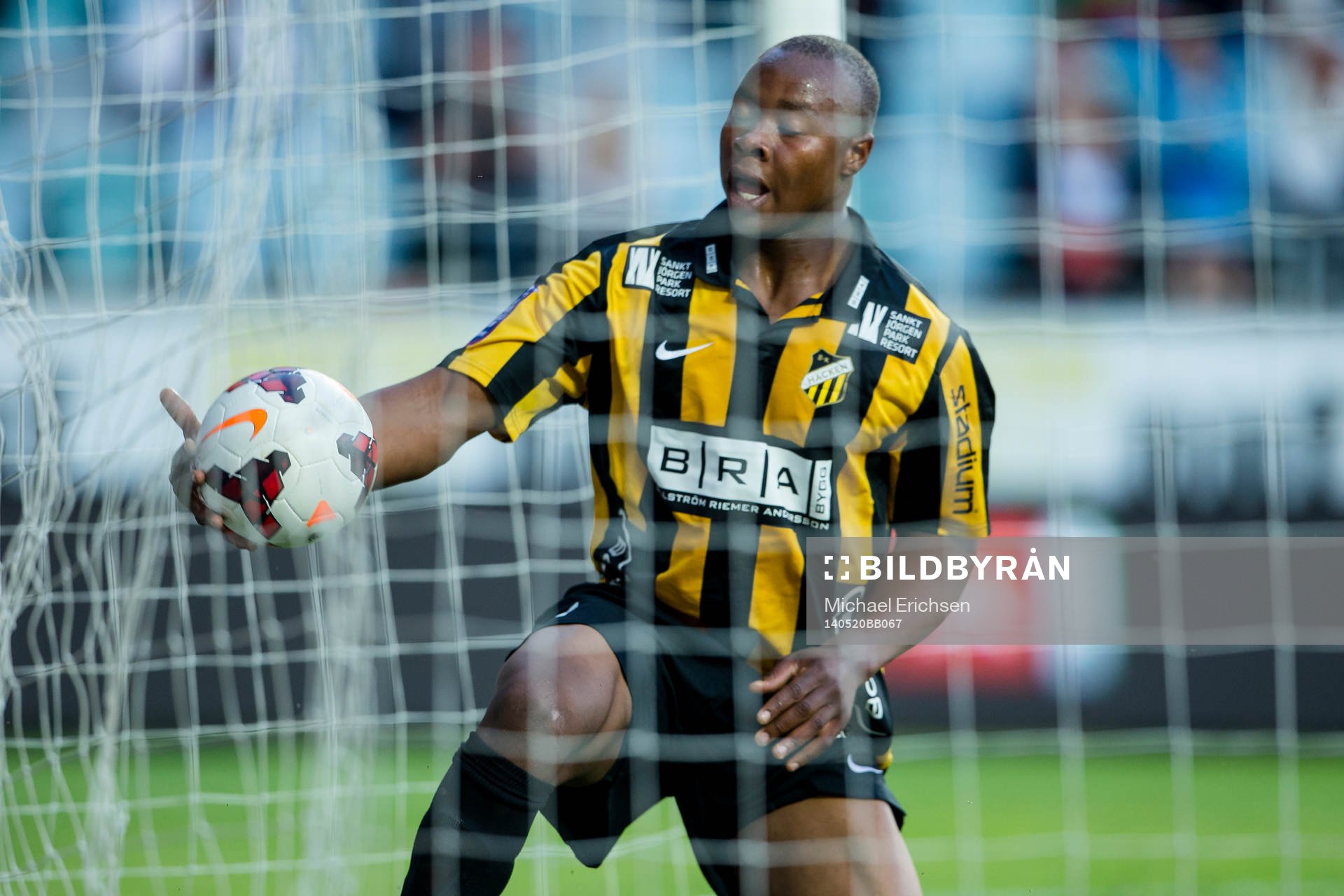 Häckens Carlos Strandberg fångar bollen i nätet