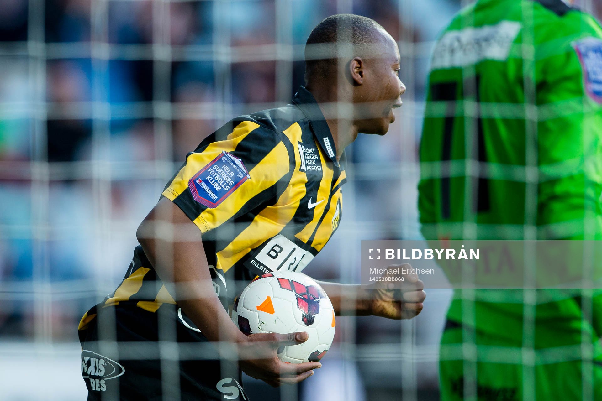 Häckens Carlos Strandberg med bollen i handen