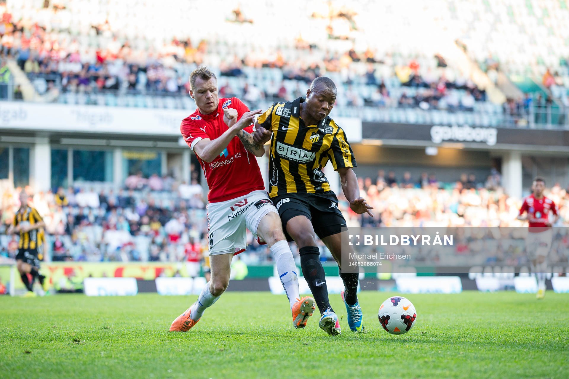 Kalmars Marcus Nilsson i kamp med Häckens Carlos Strandberg under fotbollsmatchen i Allsvenskan mellan Häcken - Kalmar den 20 maj 2014 i Göteborg.