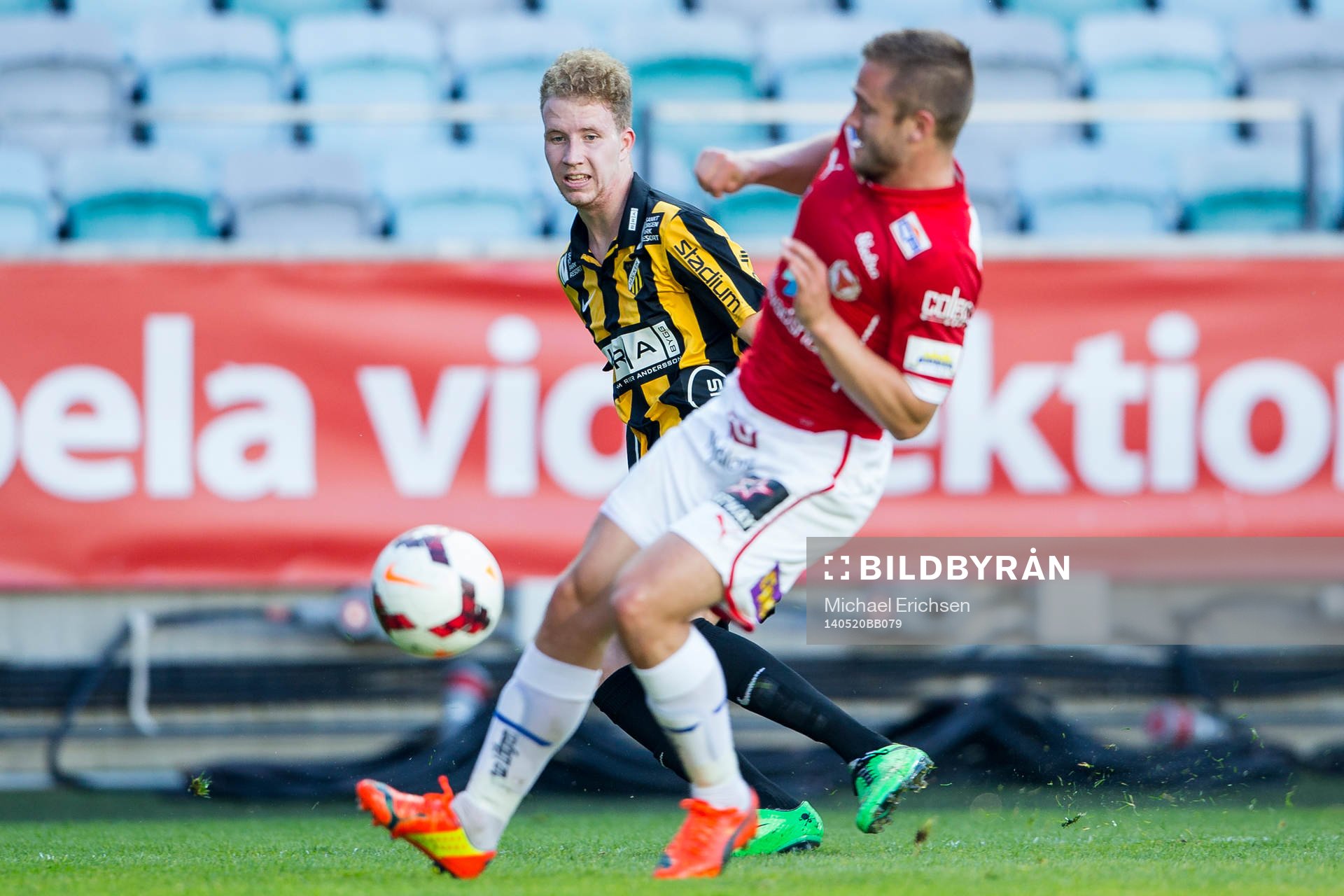 Häckens Samuel Gustafson spelar fram till 2-1 målet