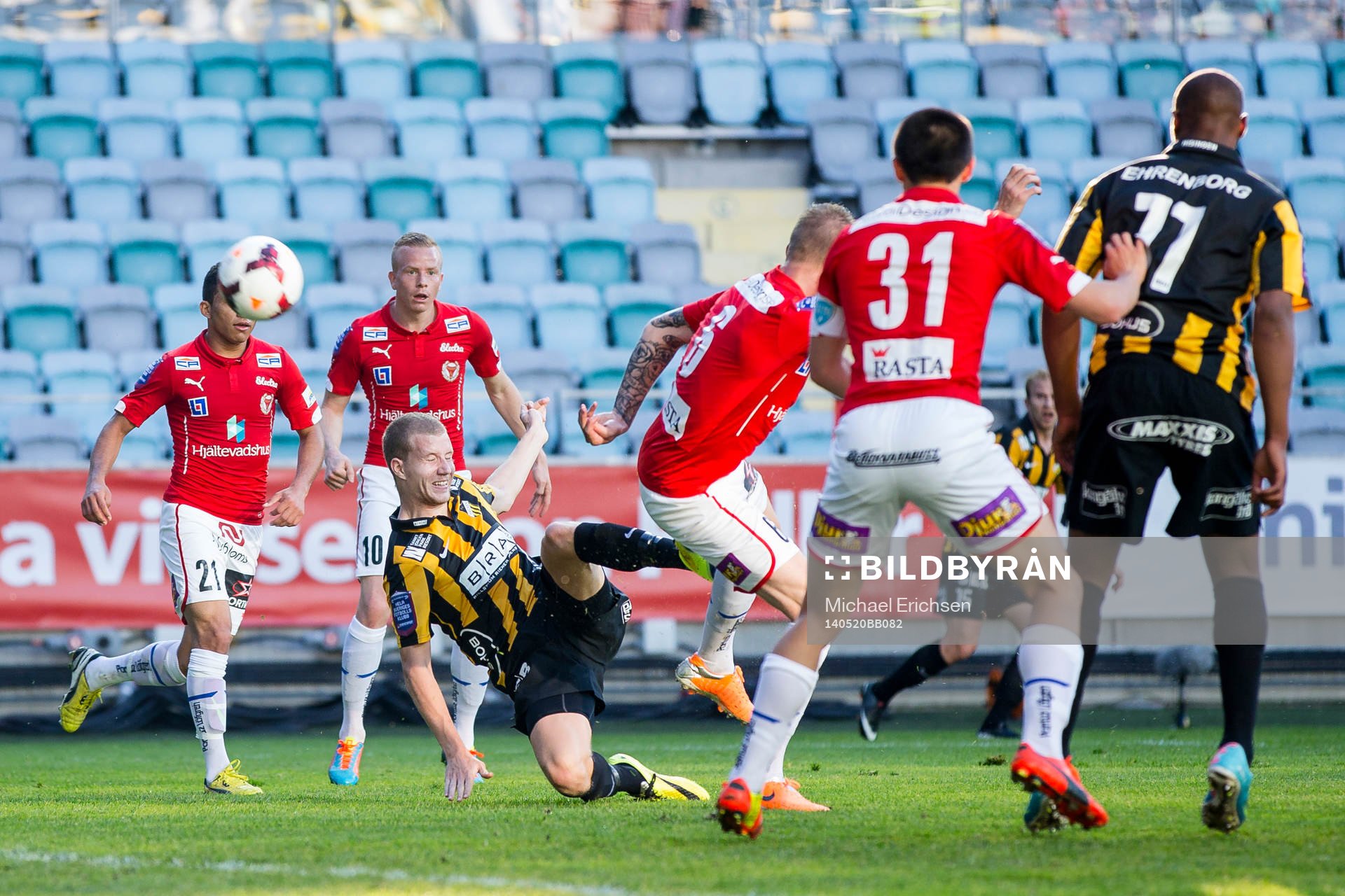 Häckens Simon Gustafson skjuter ett skott under fotbollsmatchen i Allsvenskan mellan Häcken - Kalmar den 20 maj 2014 i Göteborg.