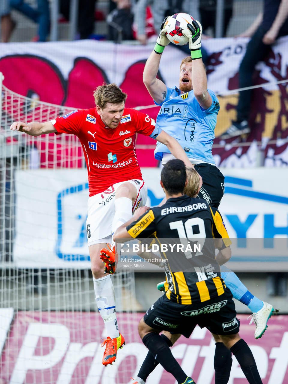 Häckens målvakt Christoffer Källqvist når högst