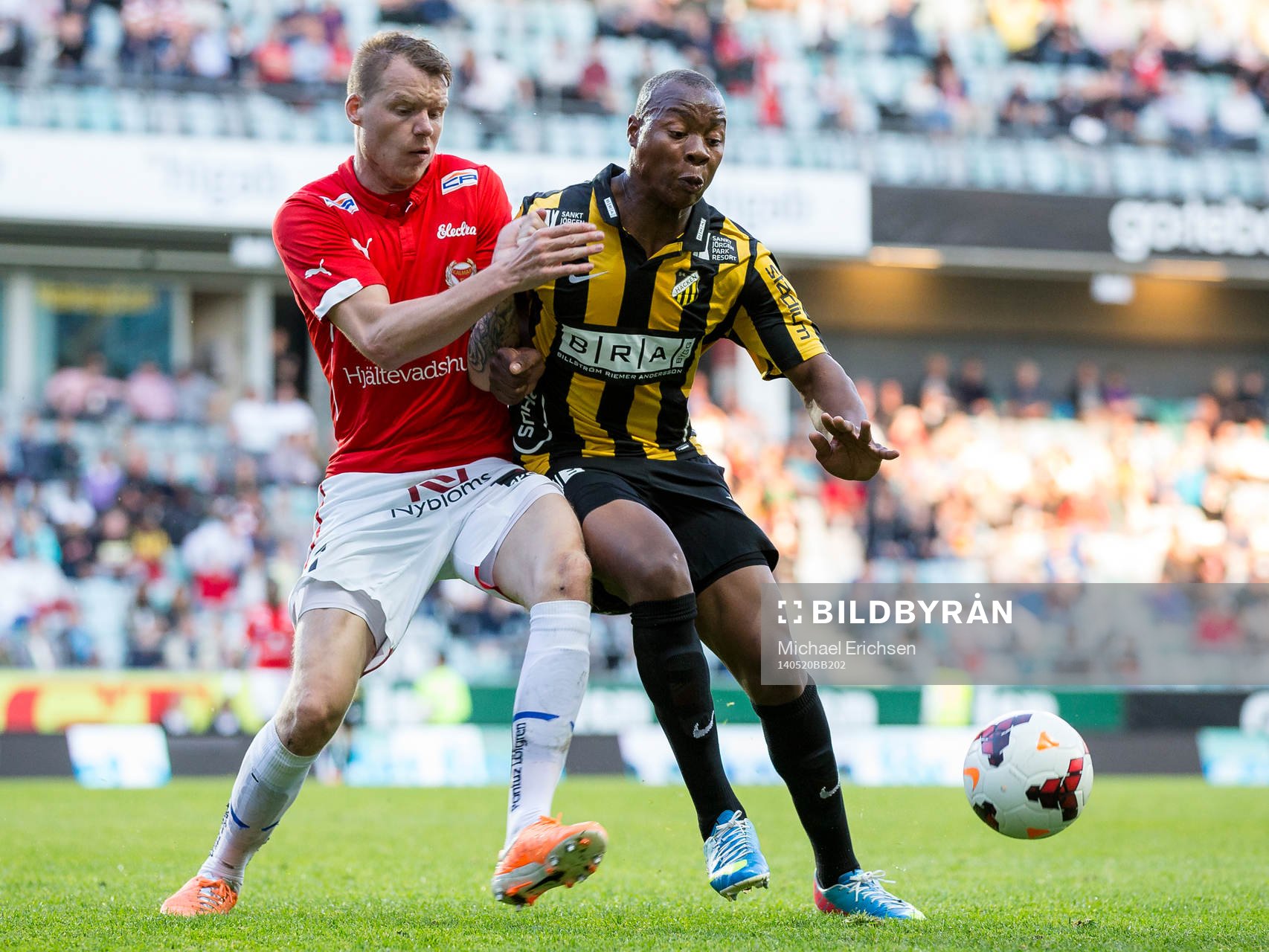 Kalmars Marcus Nilsson i kamp med Häckens Carlos Strandberg under fotbollsmatchen i Allsvenskan mellan Häcken - Kalmar den 20 maj 2014 i Göteborg.