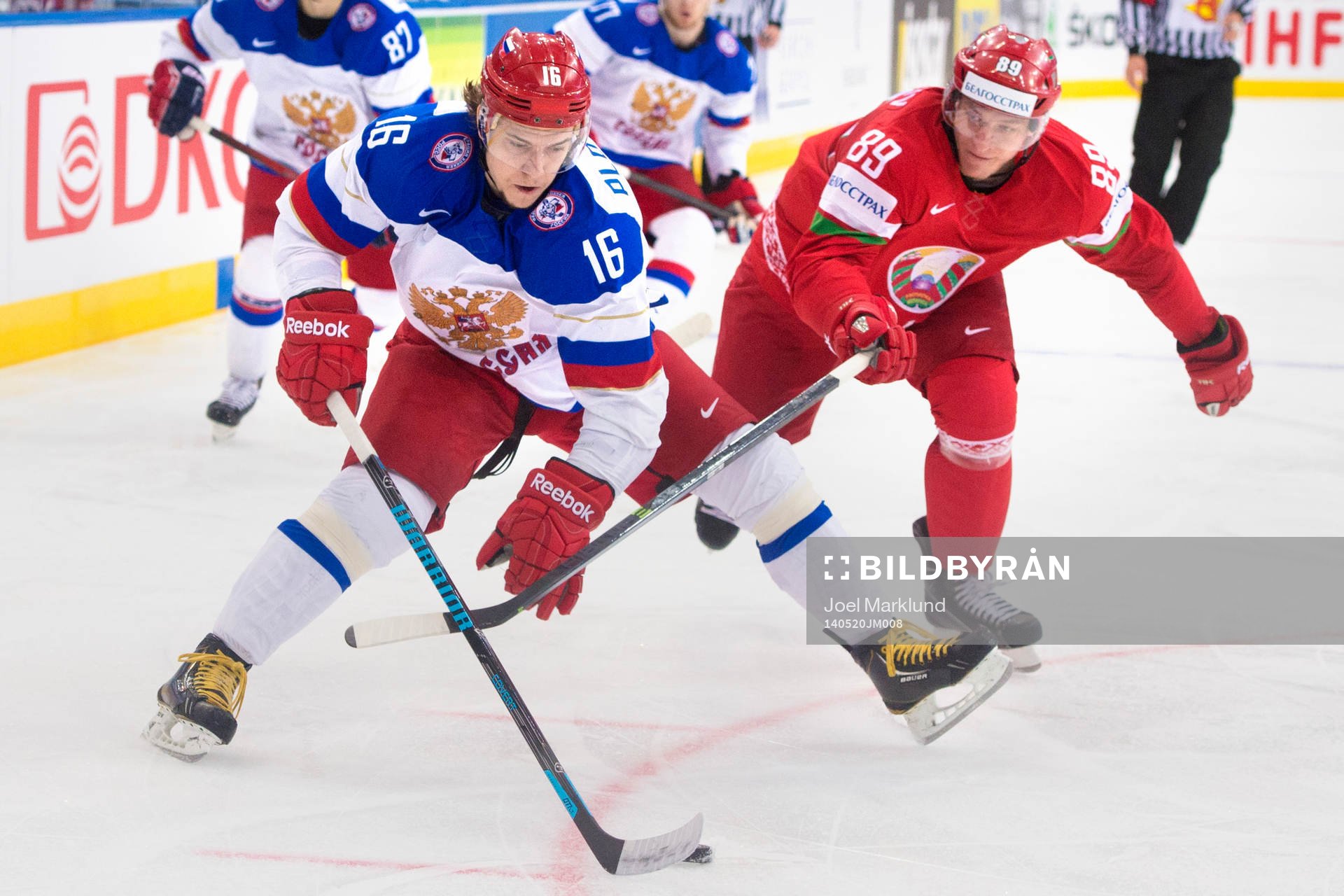 Rysslands Sergei Plotnikov i kamp om pucken med