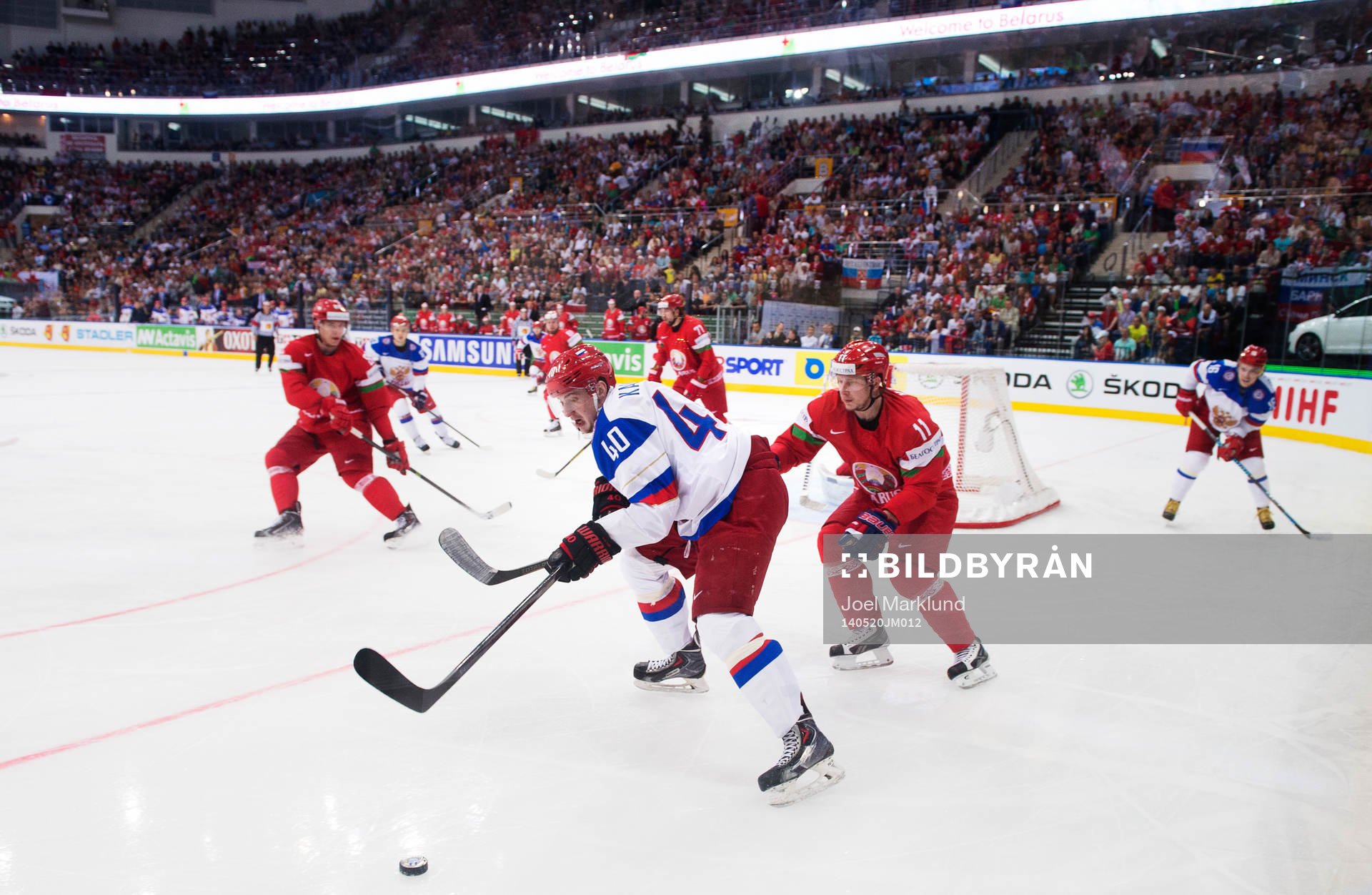 Rysslands Sergei Kalinin kontrollerar pucken framför