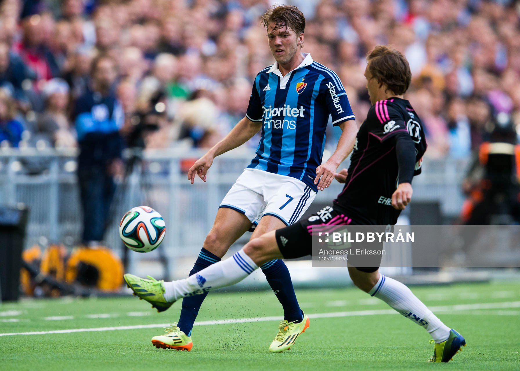 Djurgårdens Martin Broberg i kamp om bollen med IFK