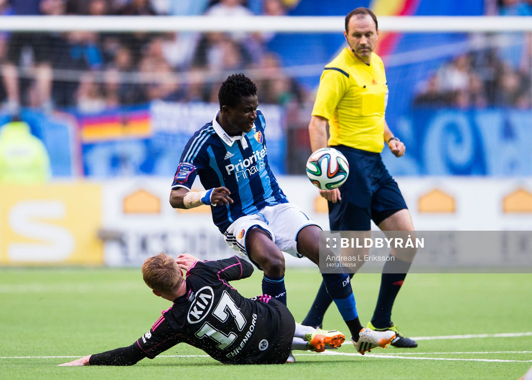 IFK Göteborgs Sam Larsson med en glidtackling mot