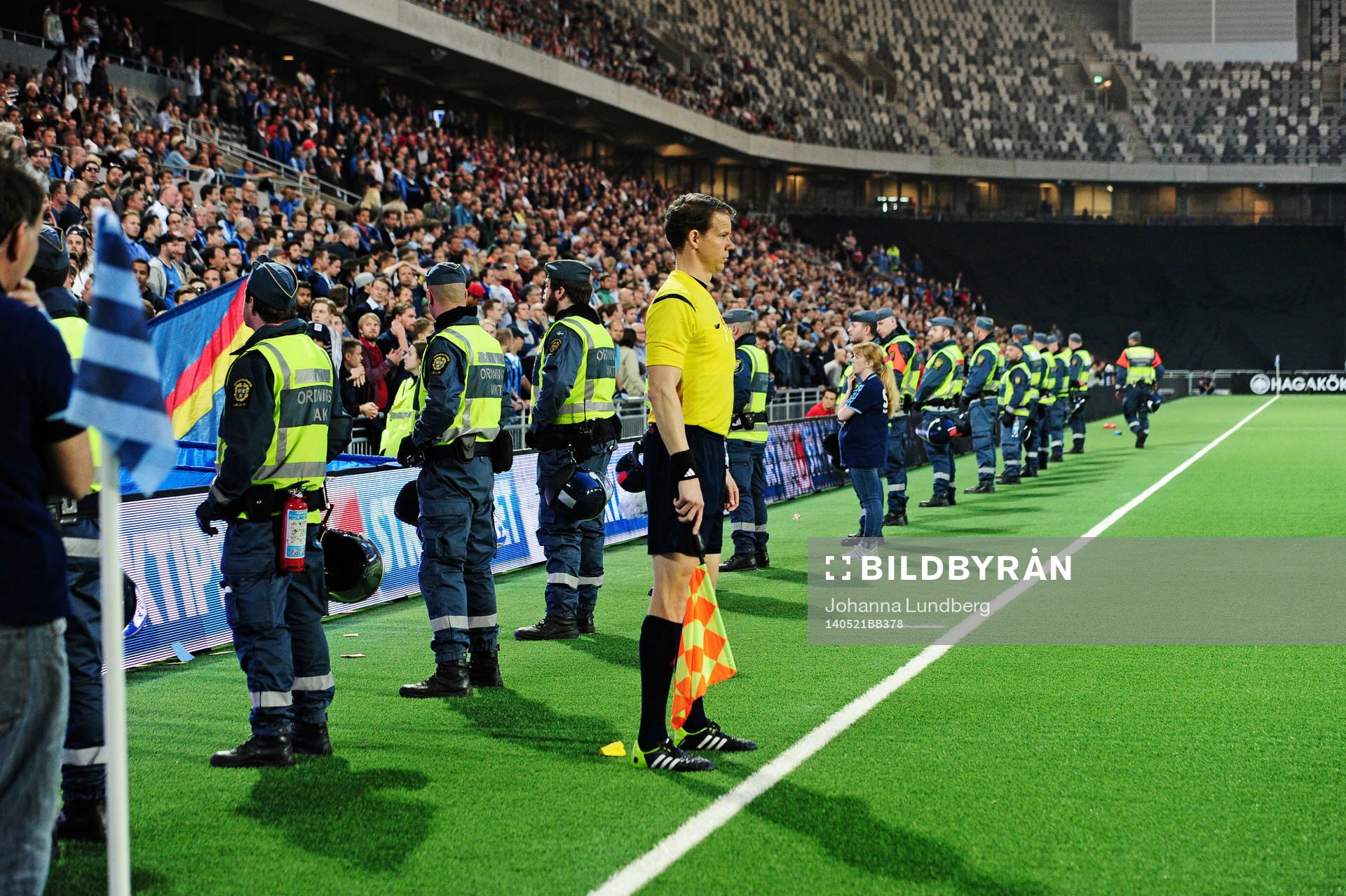 Linjedomaren fortsatte matchen bakom en rad av