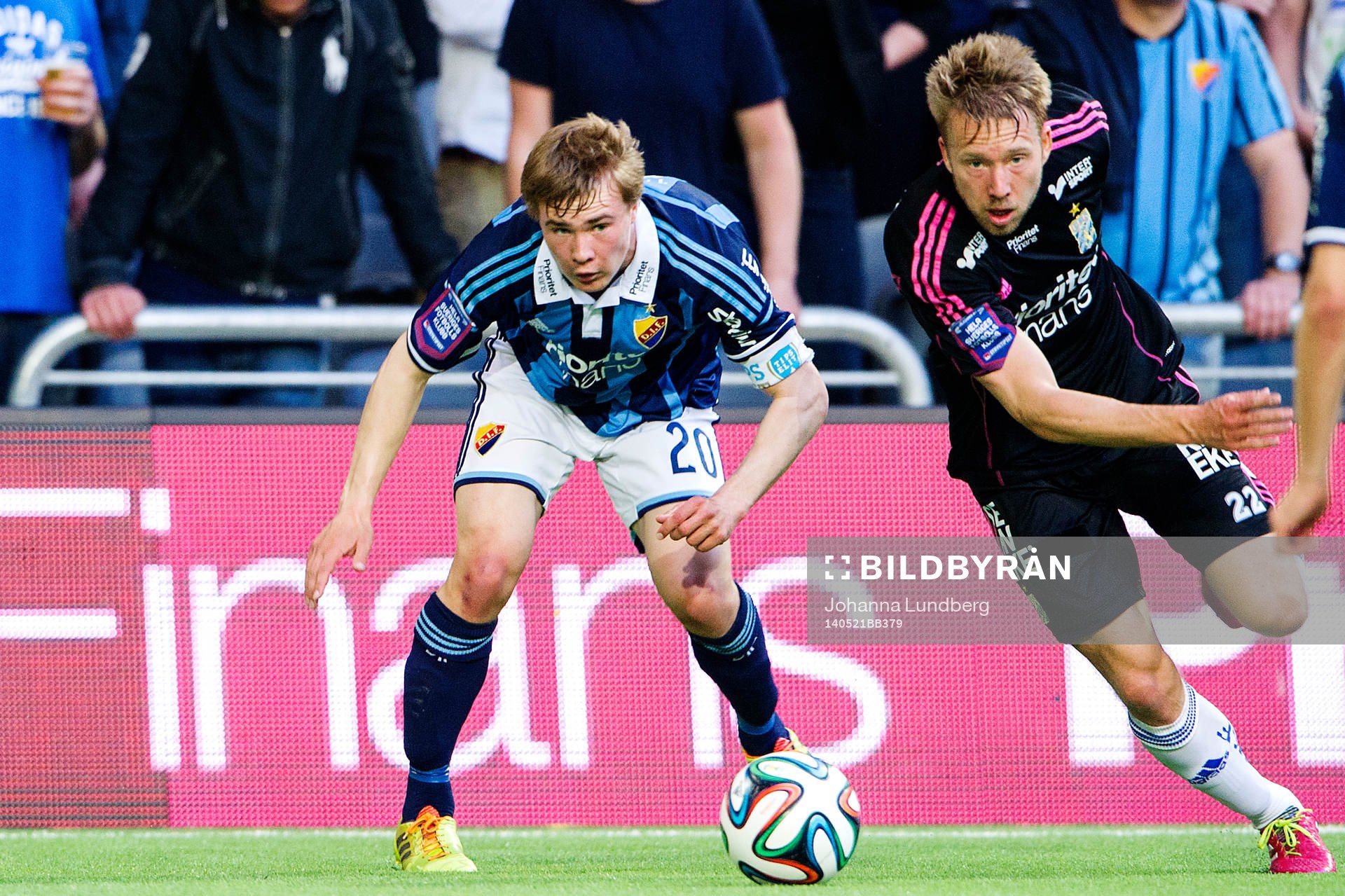 Djurgårdens Simon Tibbling mot IFK Göteborgs Adam