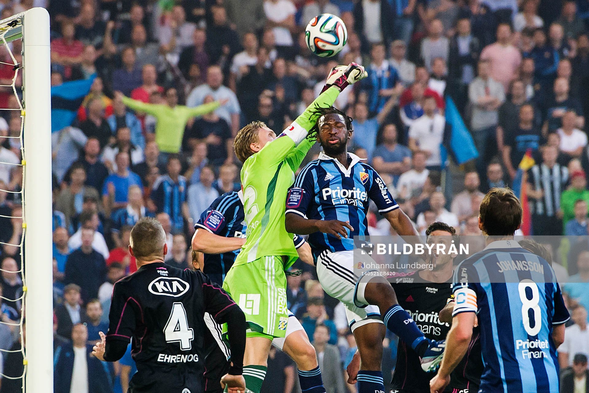 IFK Göteborgs målvakt Marcus Sandberg går in i en duell