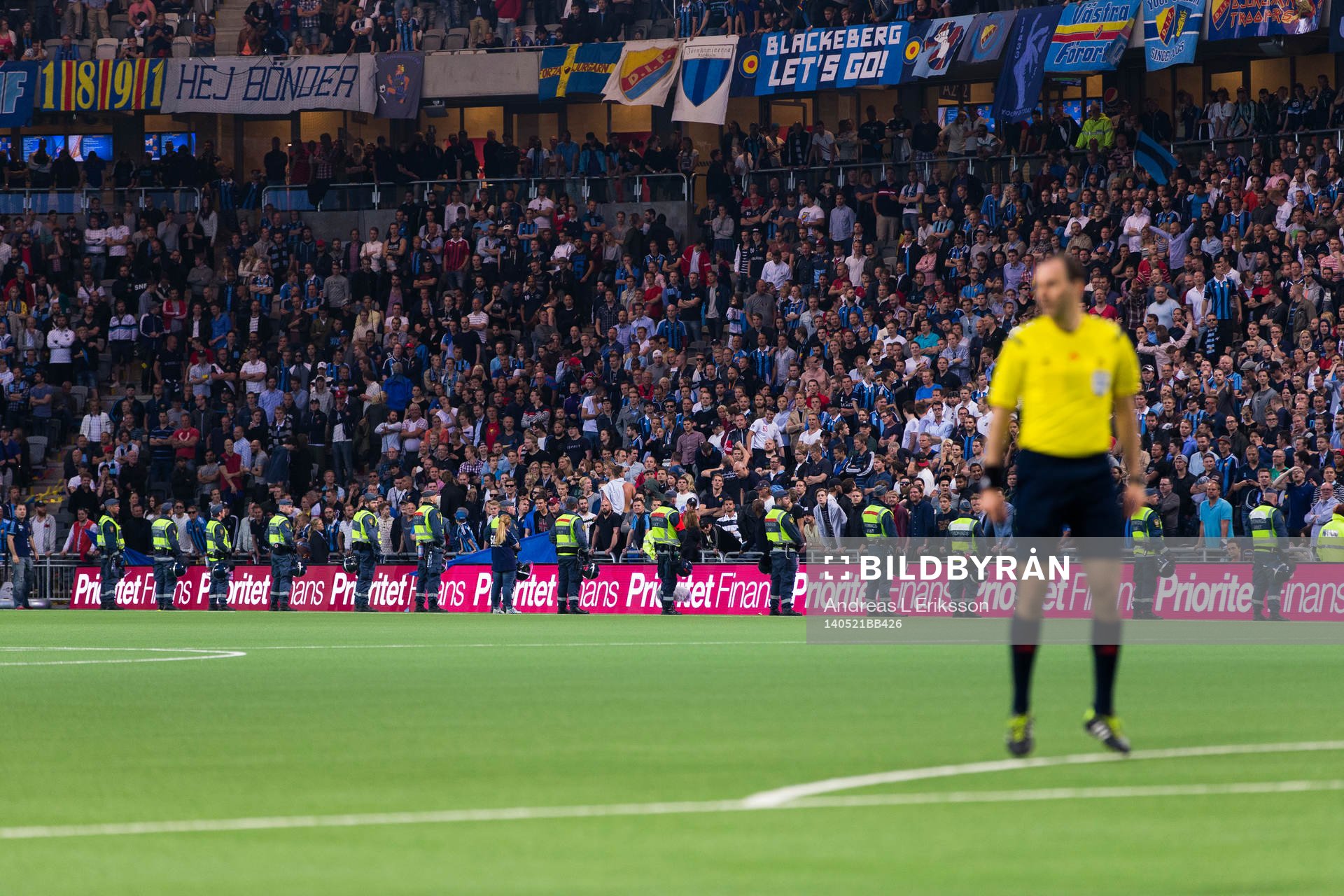 Ordningsvakter placerar sig utefter ena långsidan under fotbollsmatchen i Allsvenskan mellan Djurgården och IFK Göteborg den 21 maj 2014 i Stockholm. 
