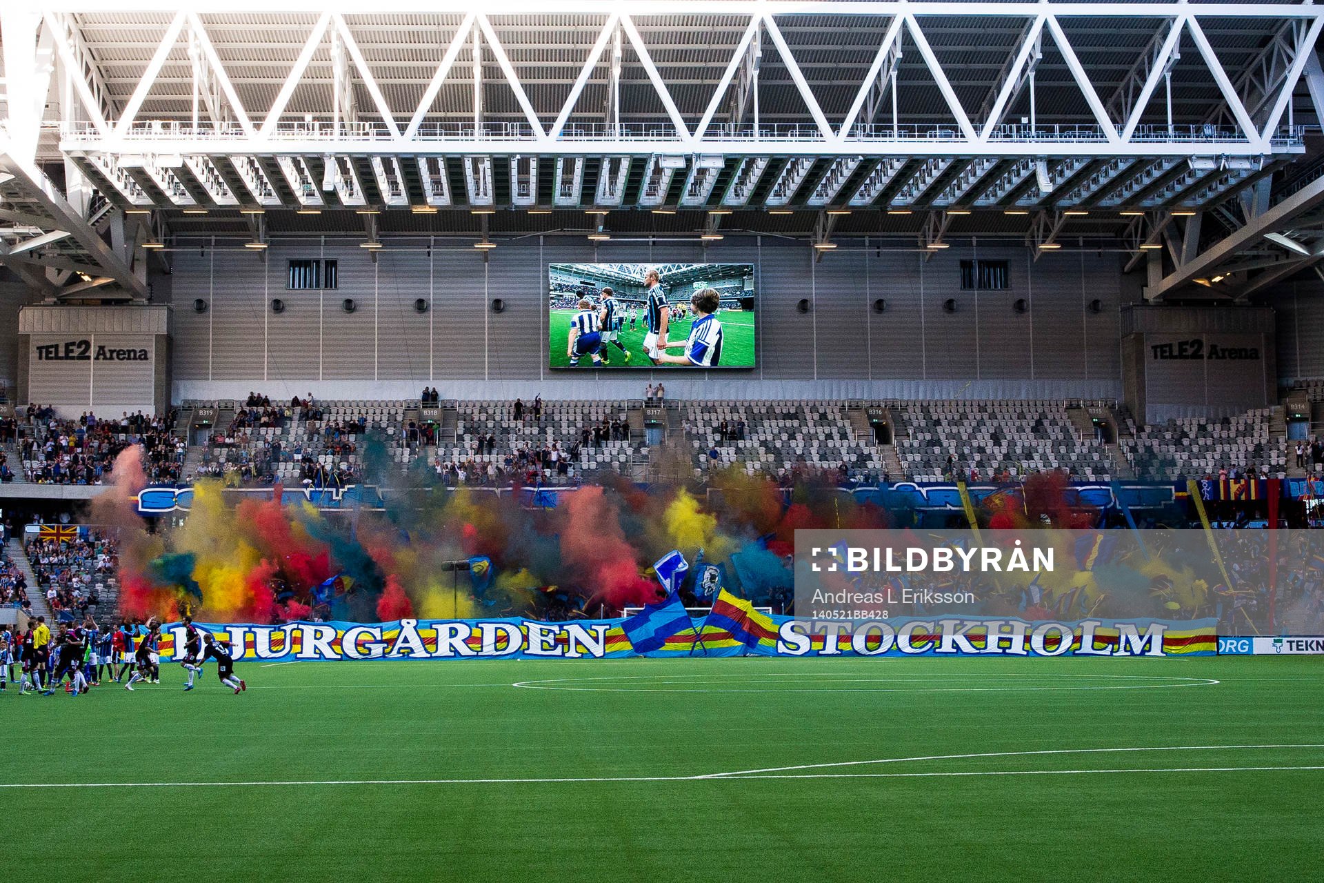 Djurgårdens supportrar med ett TIFO innan fotbollsmatchen