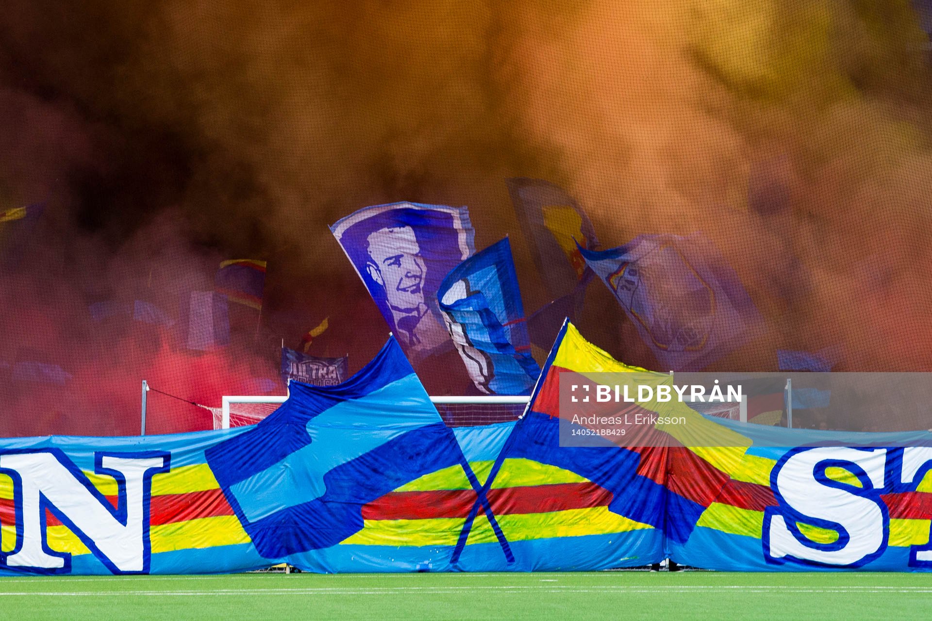 Djurgårdens supportrar med ett TIFO innan fotbollsmatchen